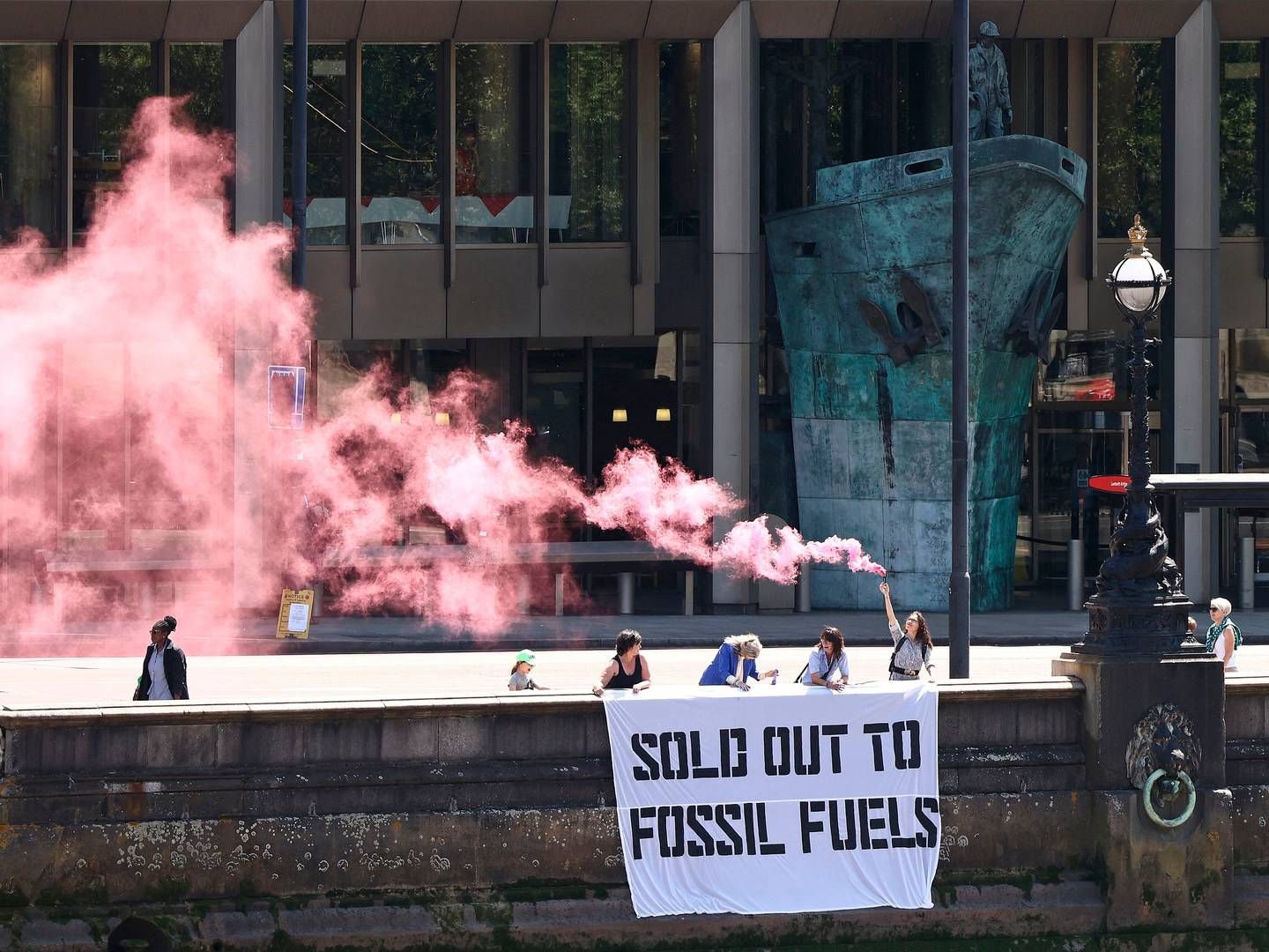 FN søfartsorganisation, IMO, besluttede i sidste uge at stramme klimakravene til shipping. Undervejs var der demonstrationer foran foran hovedkvarteret i London fra aktivister, som mener, at organisationen gør for lidt for at bremse forureningen fra shippingindustrien. | Foto: Henry Nicholls/AFP/Ritzau Scanpix