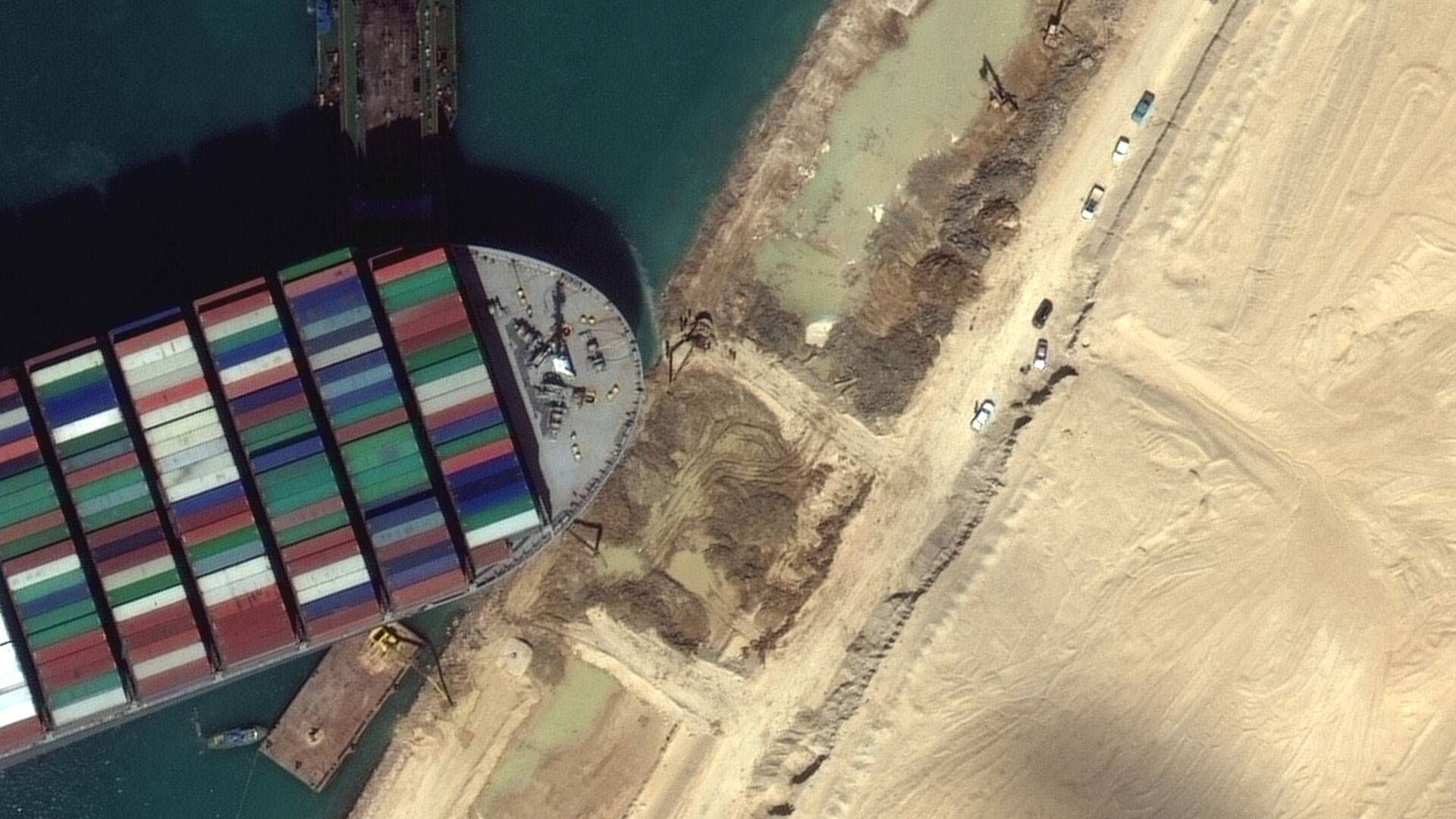 ”Kommunikation på arabisk mellem lodser gjorde det svært for kaptajnen og besætningen at forstå situationen i Suez-kanalen," konkluderer rapport. | Foto: Maxar Technologies/Reuters/Ritzau Scanpix