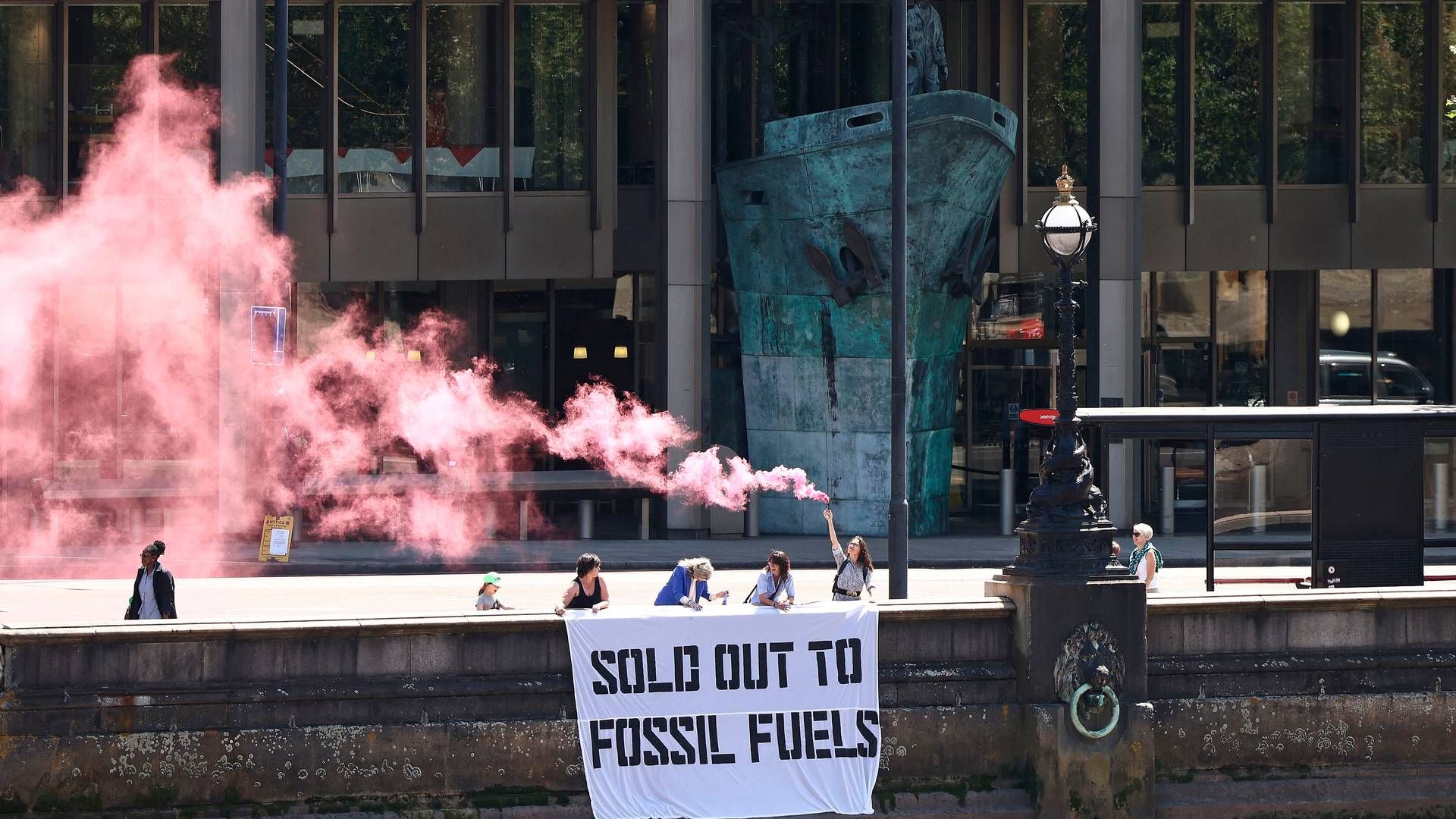 FN søfartsorganisation, IMO, besluttede i sidste uge at stramme klimakravene til shipping. Undervejs var der demonstrationer foran foran hovedkvarteret i London fra aktivister, som mener, at organisationen gør for lidt for at bremse forureningen fra shippingindustrien.
