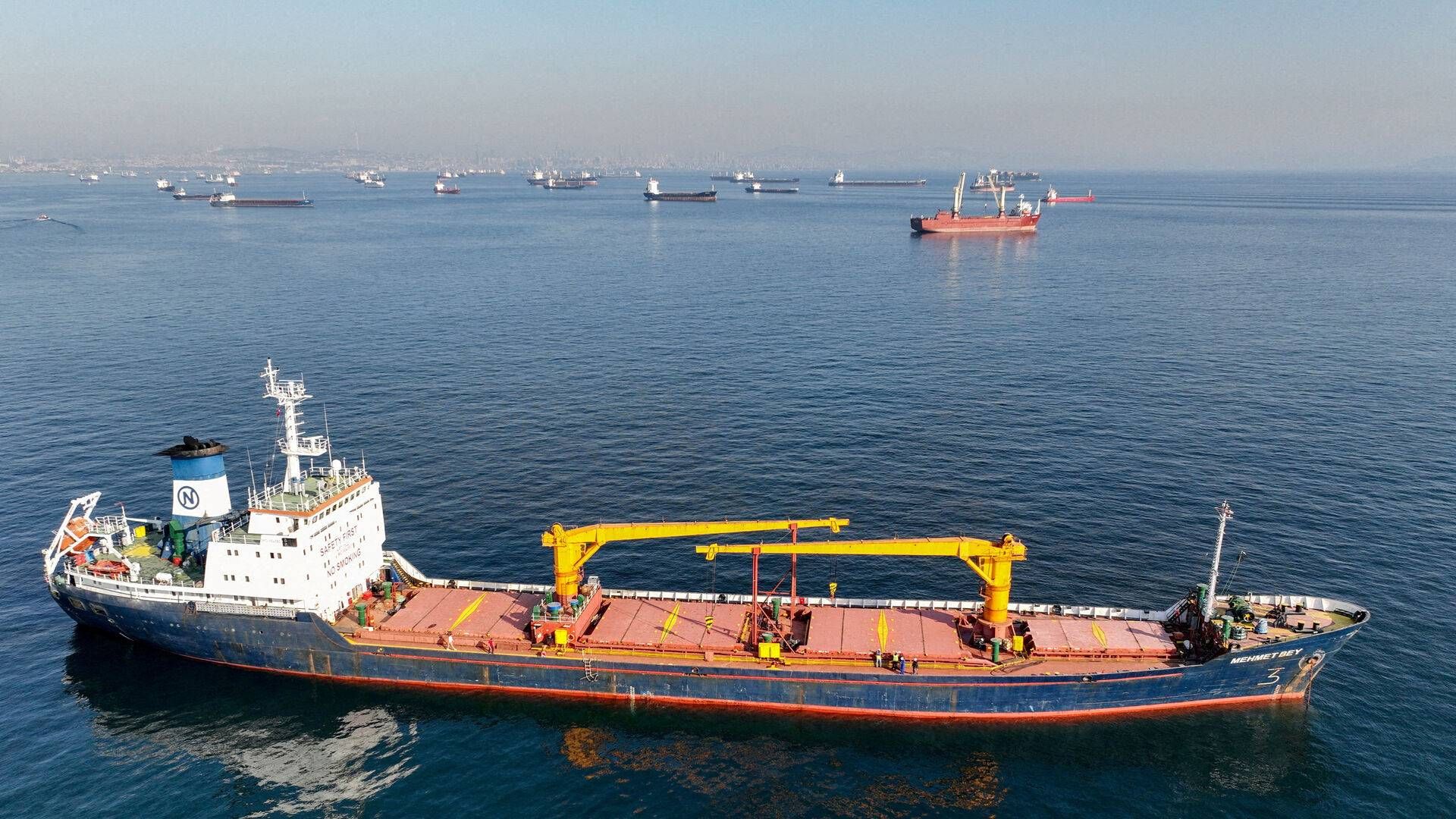 Cargo ship the Mehmet Bey waits to pass through the Bosphorus Strait off the Yenikapi coast in Istanbul, Turkey on Oct. 31, 2022. | Photo: Mehmet Caliskan/Reuters/Ritzau Scanpix