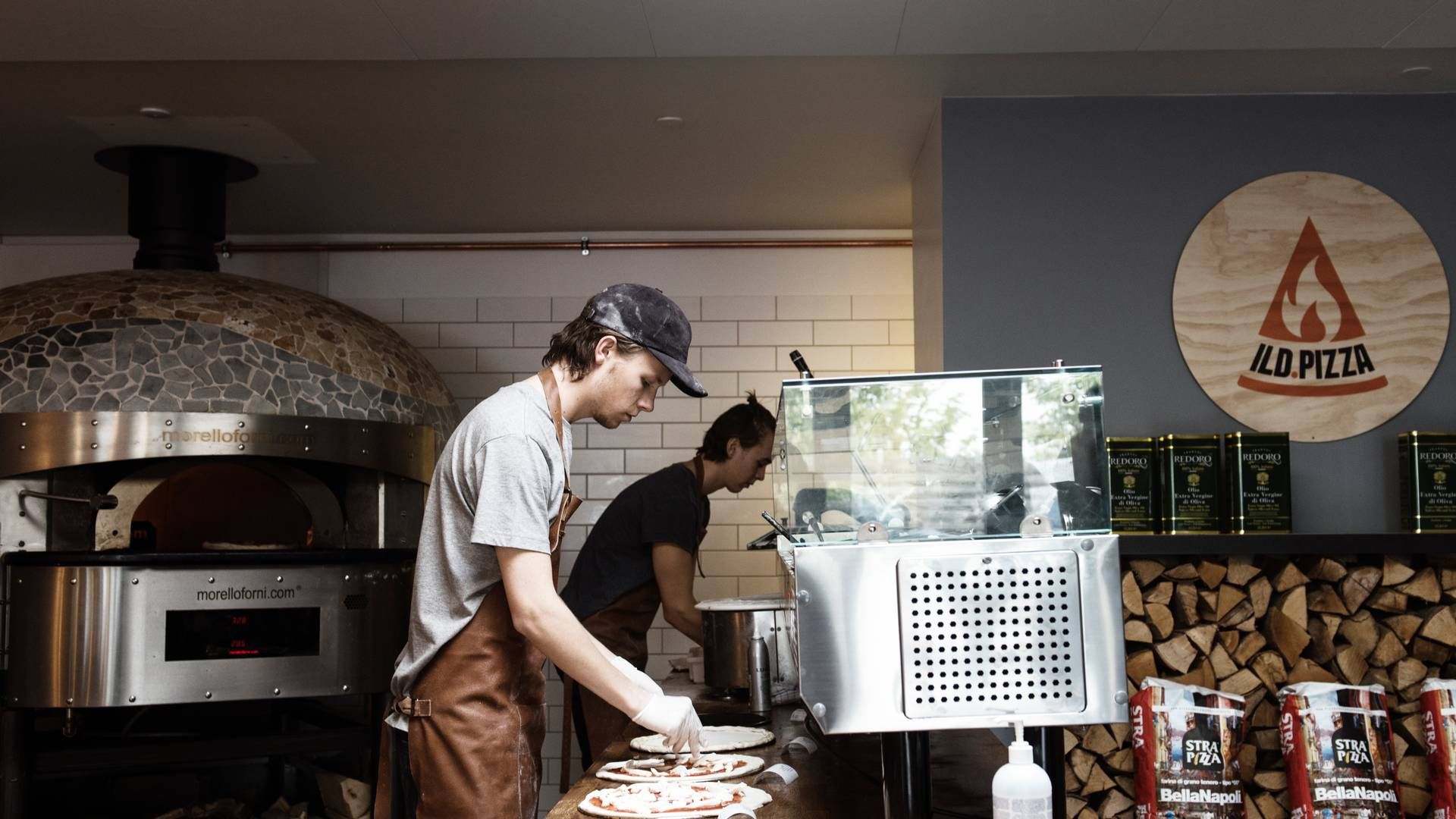 "Man kan ikke finde en dyrere måde at lave pizzaer på, når man kombinerer levende ild og gas, som vi gør," siger stifter og direktør i Ild Pizza, Anders Grønborg. | Foto: Morten Lau-nielsen