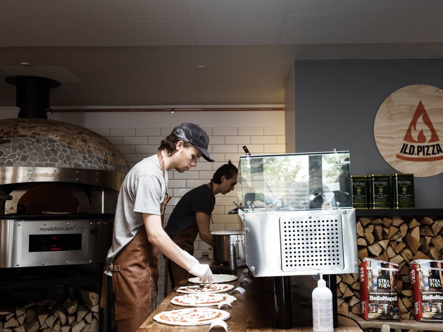 "Man kan ikke finde en dyrere måde at lave pizzaer på, når man kombinerer levende ild og gas, som vi gør," siger stifter og direktør i Ild Pizza, Anders Grønborg. | Foto: Morten Lau-nielsen