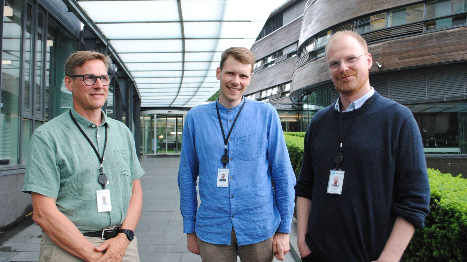 NYE JOBBER: Thor Erik Grammeltvedt (f.v), Thomas Kallevik og Herman Moestue hadde alle sine første arbeidsdager i Statkraft i juni. | Foto: Lars Heltne
