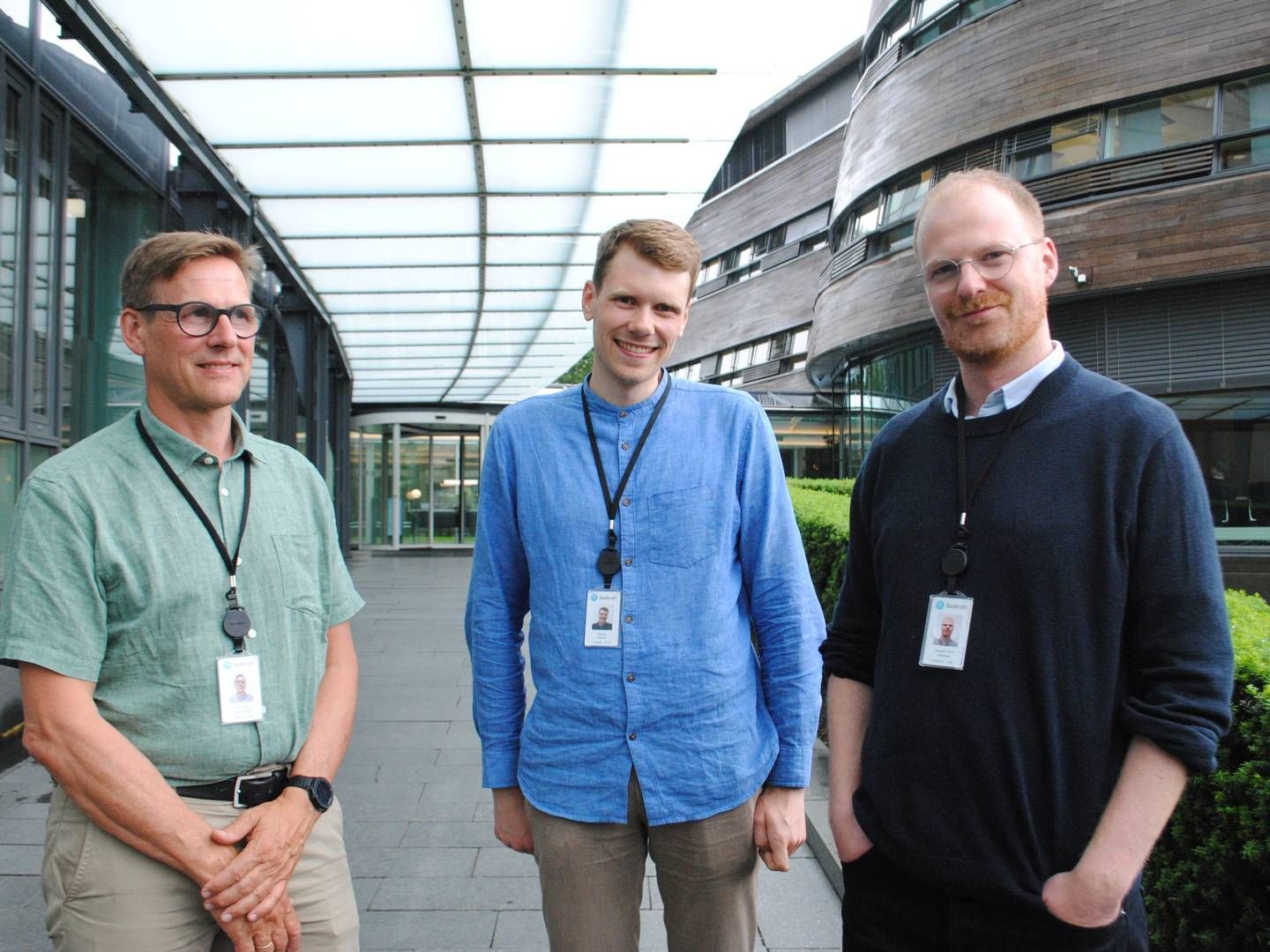 NYE JOBBER: Thor Erik Grammeltvedt (f.v), Thomas Kallevik og Herman Moestue hadde alle sine første arbeidsdager i Statkraft i juni. | Foto: Lars Heltne