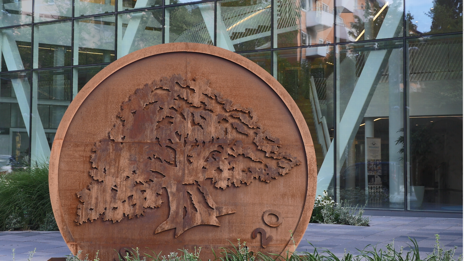 The "Swedbank coin" is placed in front of the banking groups headquarters in central Stockholm. | Photo: Swedbank Robur/PR