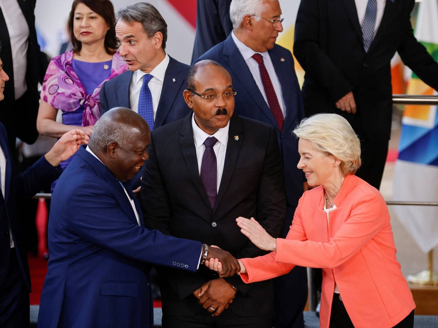 Bahamas' premierminister Philip Edward Davis taler med Europa-Kommissionens formand Ursula von der Leyen, da ledere af EU og Fællesskabet af Latinamerikanske og Caribiske Stater (CELAC) forbereder sig på at stille op til et familiebillede under topmødet i Bruxelles mandag. | Foto: Johanna Geron