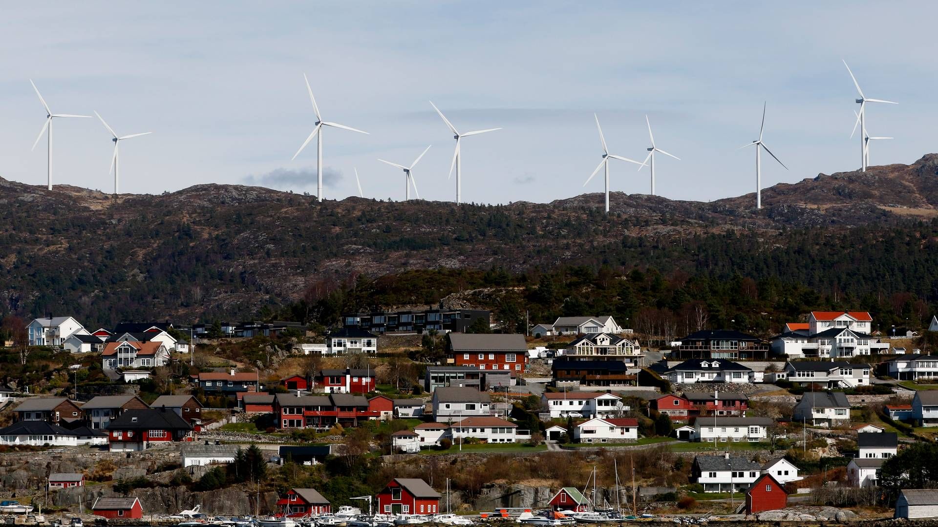 NÆRMERE: Norske vindkraftprodusenter vil ha vindturbinene nærmere folk. Her er vindturbinene i Midtfjellet vindpark i Fitjar kommune. | Foto: Jan Kåre Ness / NTB