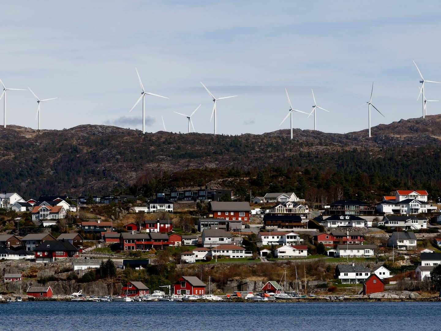 LØNNSOMT FJORÅR: For Midtfjellet Vindkraft. Her er noen av turbinene i vindparken i Fitjar kommune, med deler av Fitjar sentrum i forgrunnen | Foto: Jan Kåre Ness / NTB