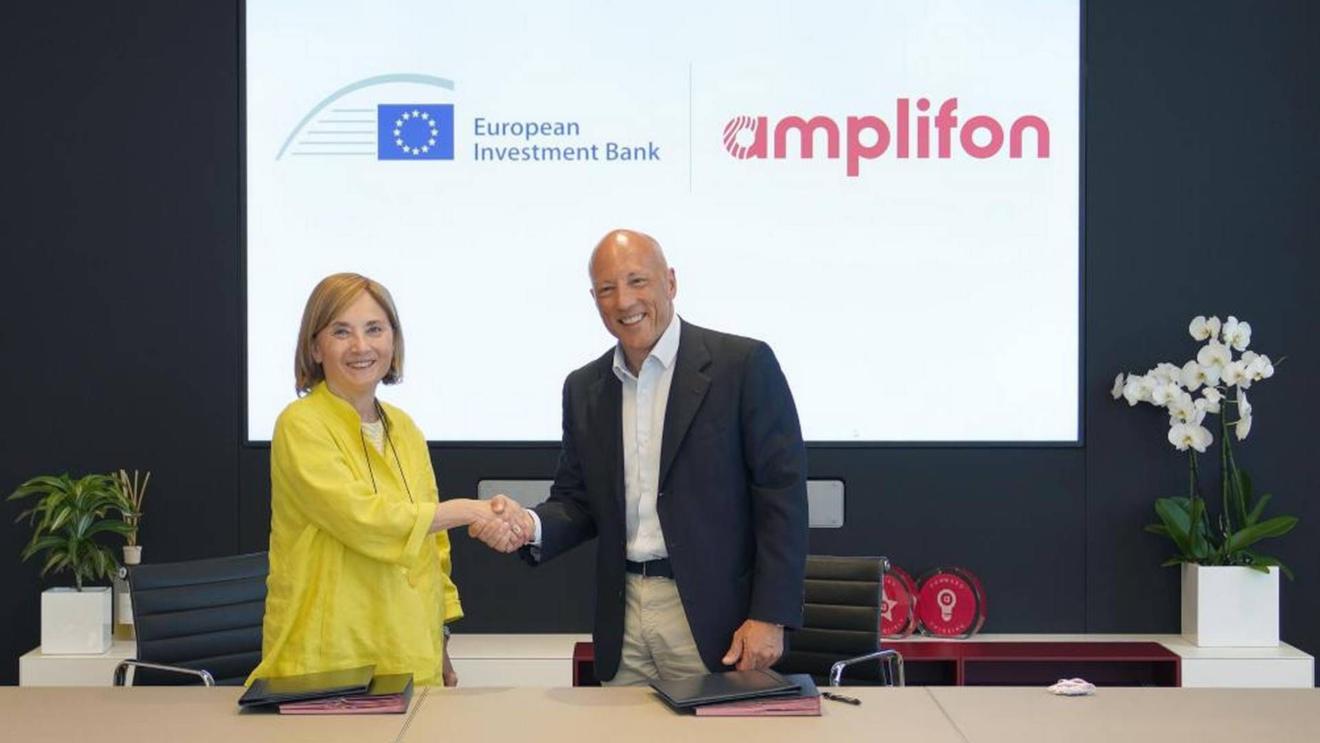 Investeringsbankens vice-direktør, Gelsomina Vigliotti, og Enrico Vita, adm. direktør for Amplifon, underskrev låneaftalen i Milano. | Foto: Amplifon/PR