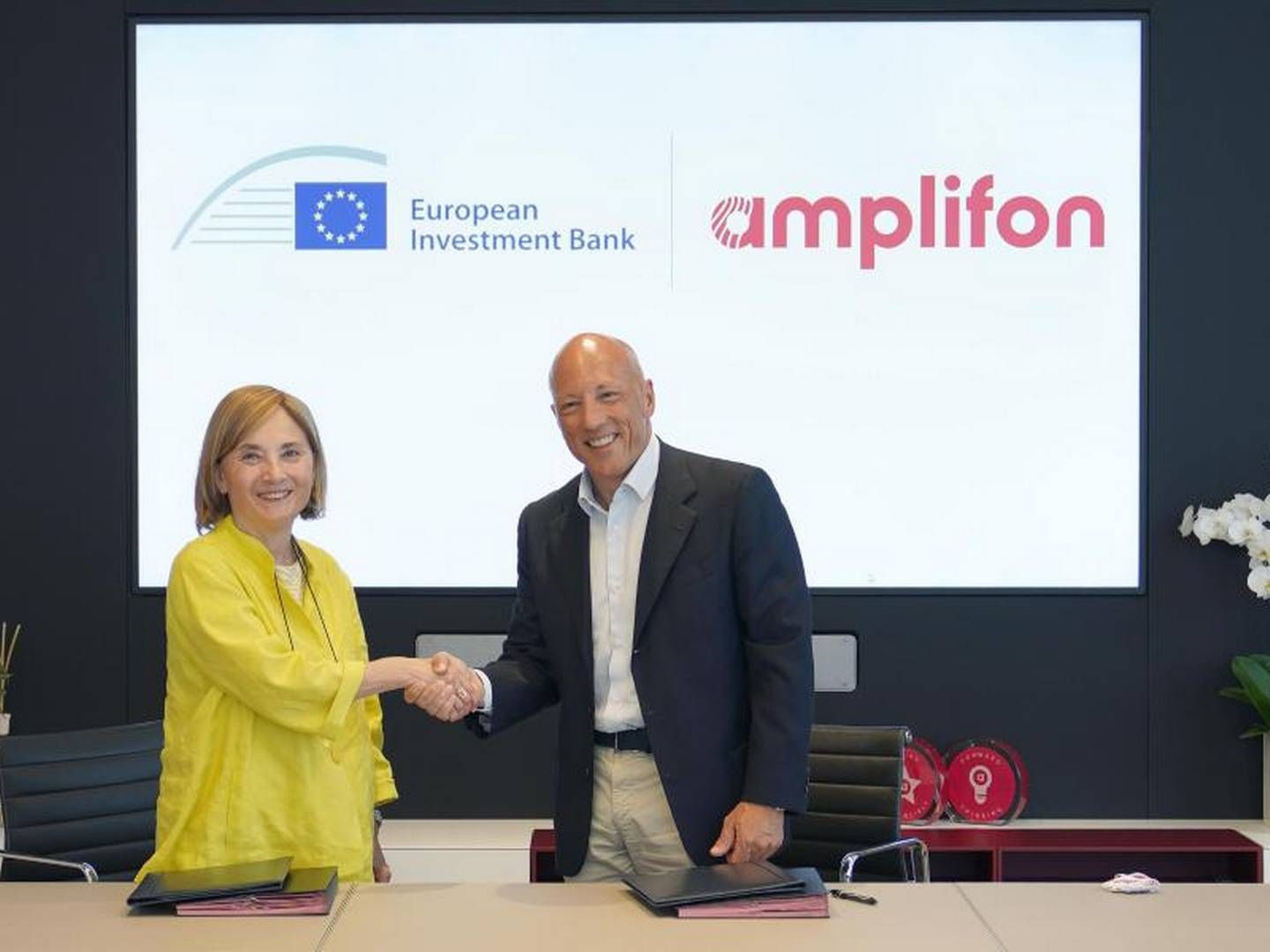 EIB Vice-President Gelsomina Vigliotti and Enrico Vita, CEO of Amplifon, at the signing of the loan agreement in Milan. | Foto: Amplifon/PR