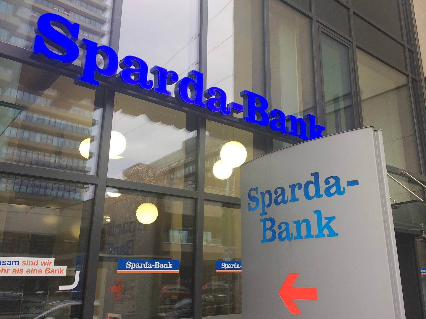 Die Sparda-Banken wollen wieder mehr Kunden und Mitglieder in die Filialen locken. | Foto: picture alliance / SvenSimon | FrankHoermann/SVEN SIMON