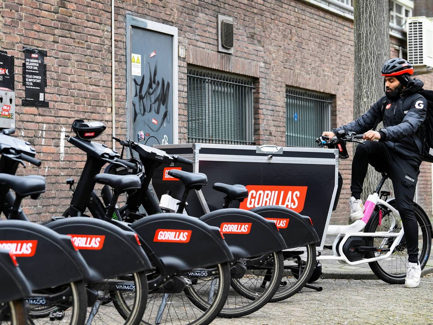 Et Gorillas-bud parkerer sin cykel foran en dark store i Rotterdam, før de blev forbudt i byerne. | Foto: Piroschka Van De Wouw/reuters/ritzau Scanpix