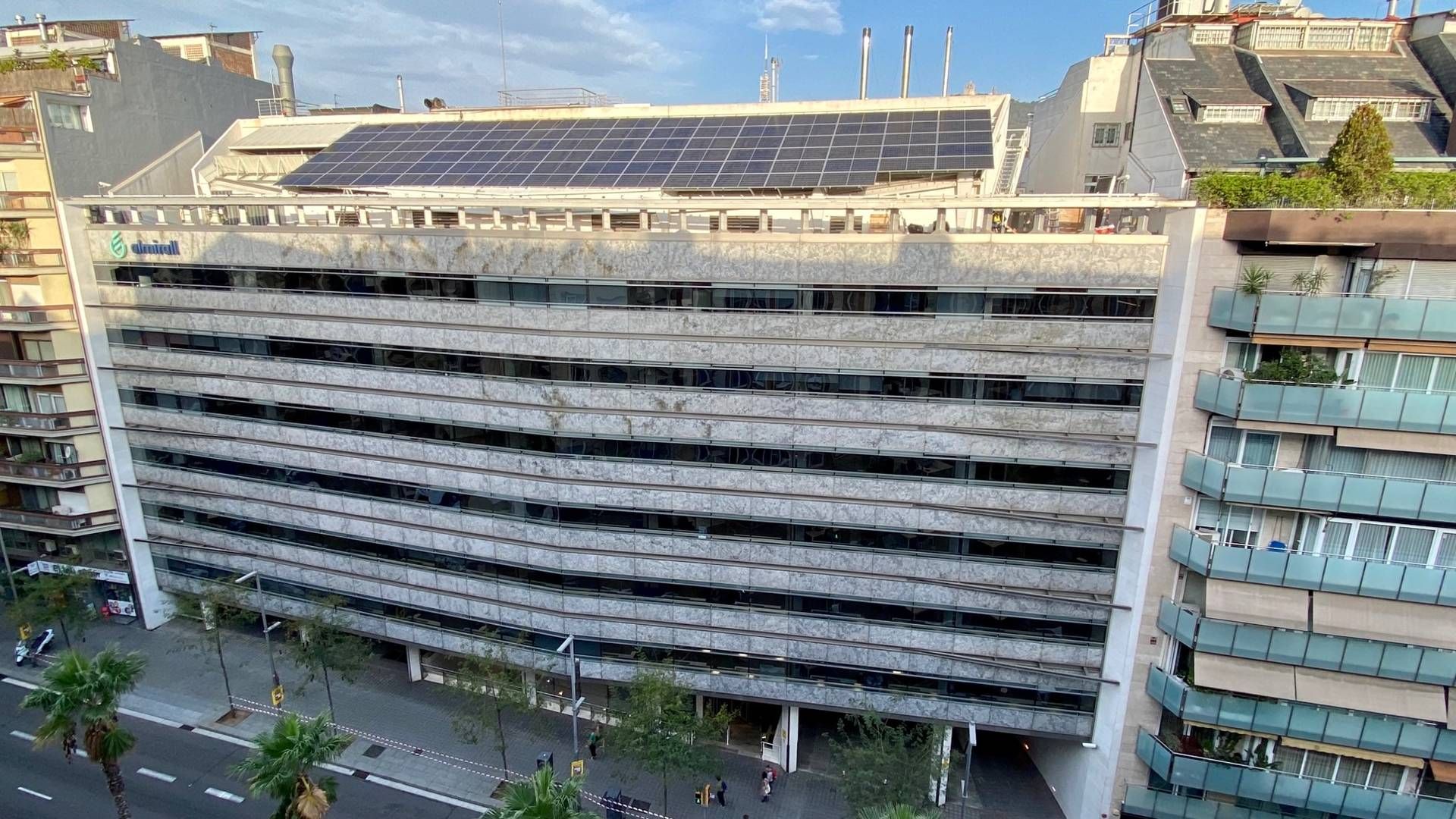 Almirall vil frem mod 2030 fortsat udvide dets solcelleparker. Her ses blandt andet et anlæg på taget af hovedkvarteret i Madrid.