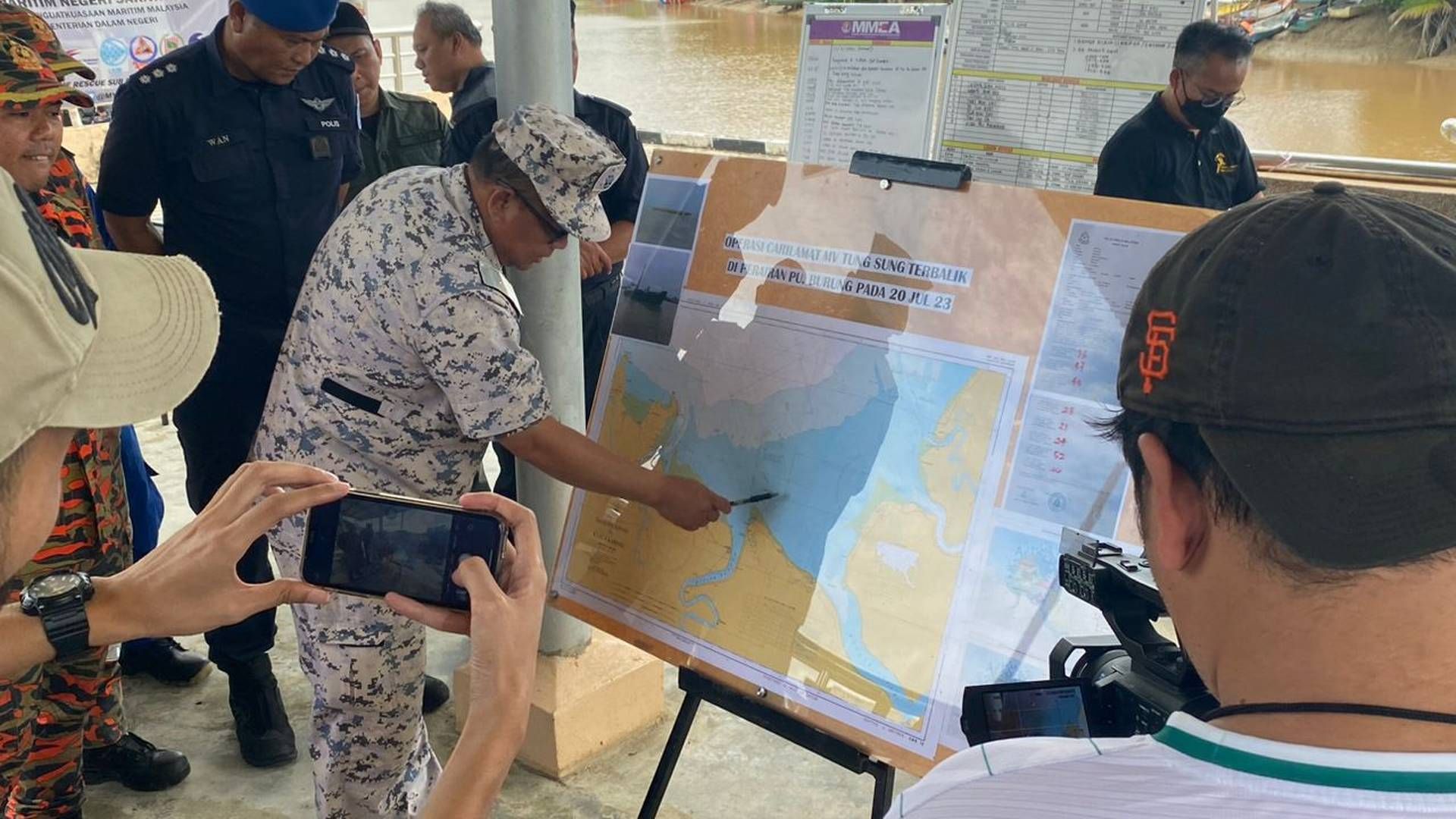 Et eftersøgningshold er i færd med at lede efter besætningen på et fragtskib, som sank torsdag i malaysisk farvand. (Foto fra Facebook). | Foto: Malaysian Maritime Enforcement Agency, Mmea,