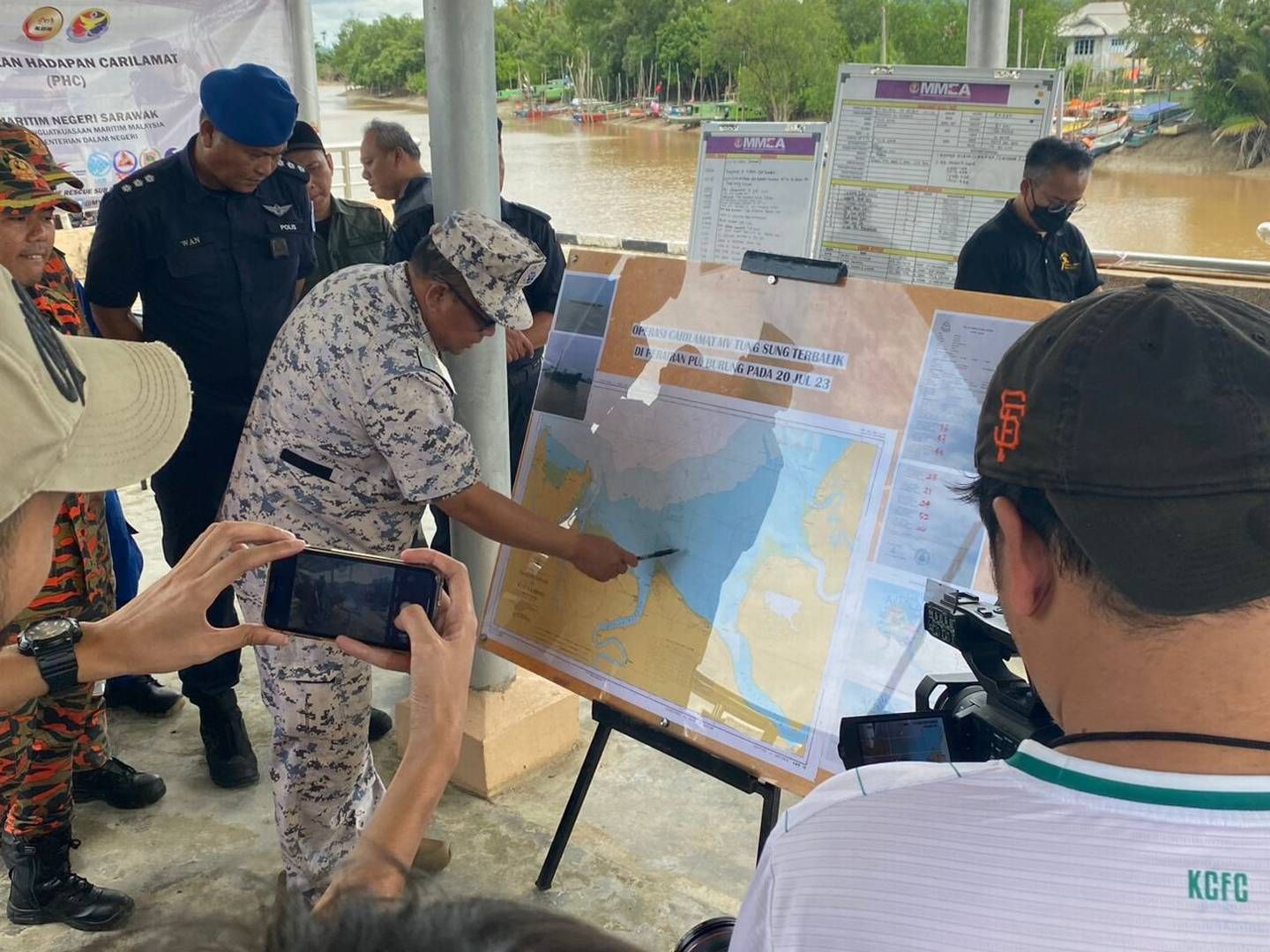 Et eftersøgningshold er i færd med at lede efter besætningen på et fragtskib, som sank torsdag i malaysisk farvand. (Foto fra Facebook). | Foto: Malaysian Maritime Enforcement Agency, Mmea,