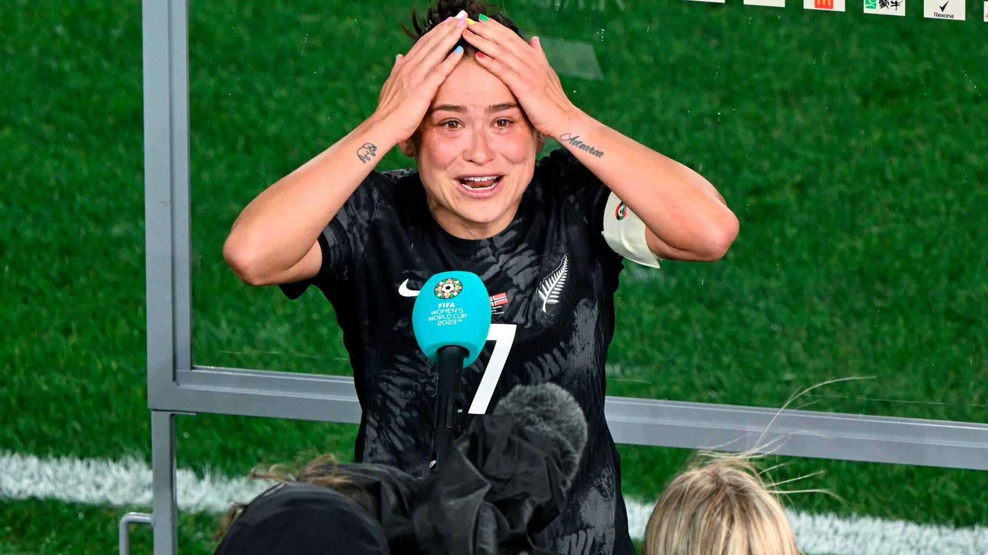 Ved at bruge rengbuefarverne på sin fingerneglelak har New Zealands Ali Riley formået at gøre opmærksom på LGBTQ+-rettigheder ved VM i kvindefodbold. | Foto: Saeed Khan