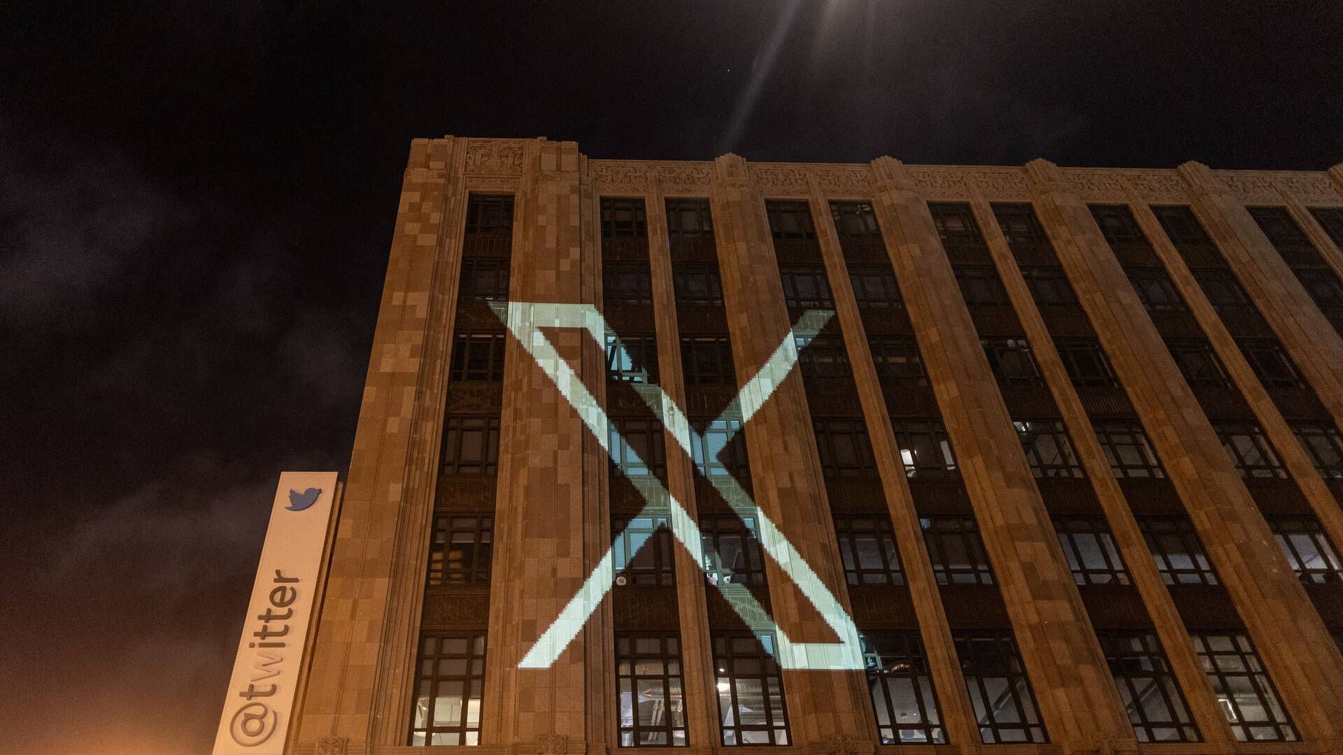 En kort video med et flimrende X, der formentlig er Twitters nye logo, er blevet lagt på Elon Musks Twitter-profil. | Foto: Carlos Barria/Reuters/Ritzau Scanpix