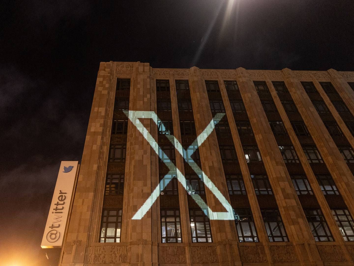 En kort video med et flimrende X, der formentlig er Twitters nye logo, er blevet lagt på Elon Musks Twitter-profil. | Foto: Carlos Barria/Reuters/Ritzau Scanpix