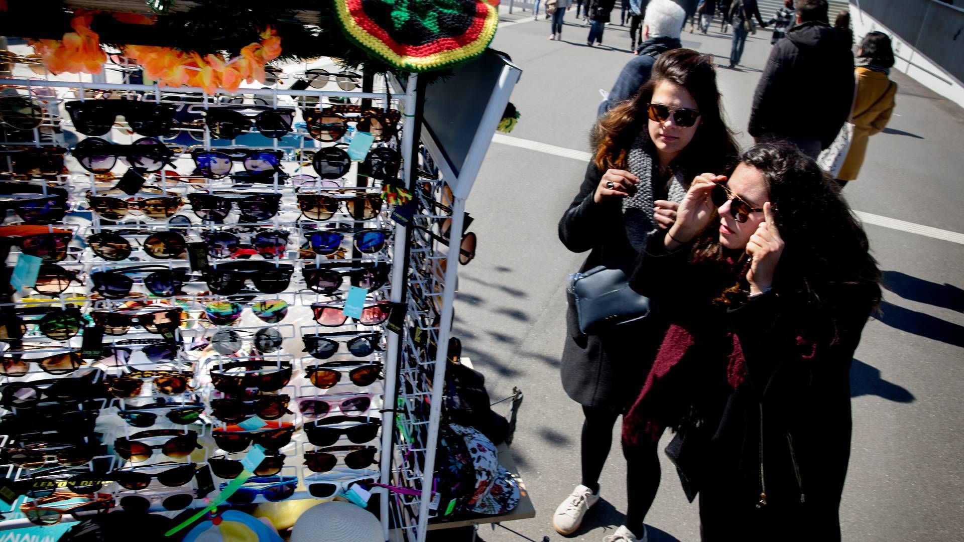 Bjørnar Moxnes kunne ikke dy sig, da han så et par solbriller i en lufthavnsbutik i Oslo. Men tyveriet blev opsnappet via overvågning. | Foto: Finn Frandsen