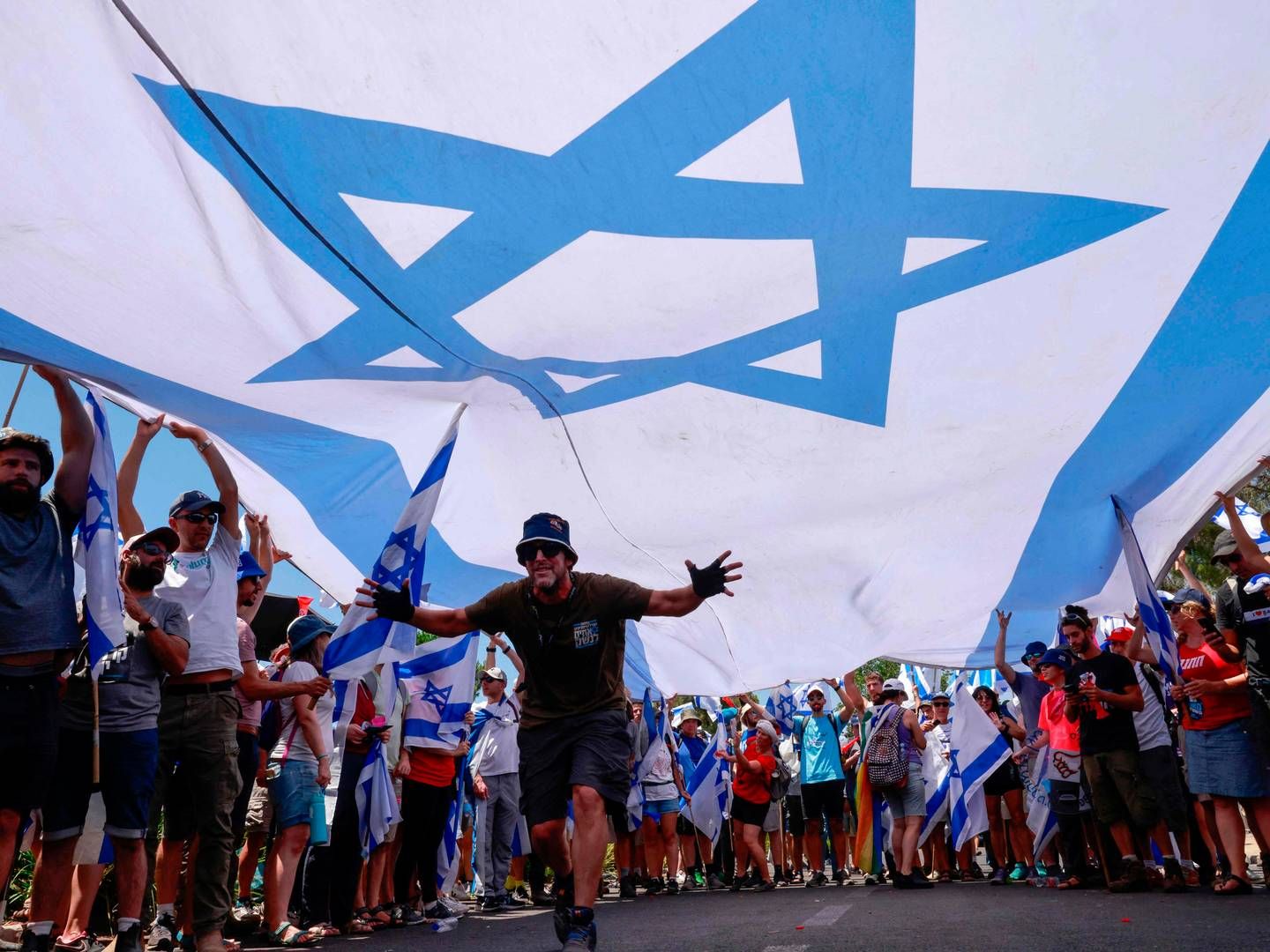 Israelere demonstrerede igen mandag tæt på parlamentet, Knesset, i Jerusalem forud for dagens forhandlinger om en retsreform, der har fået kritik for at ville begrænse højesterets indflydelse. | Foto: Menahem Kahana/AFP/Ritzau Scanpix