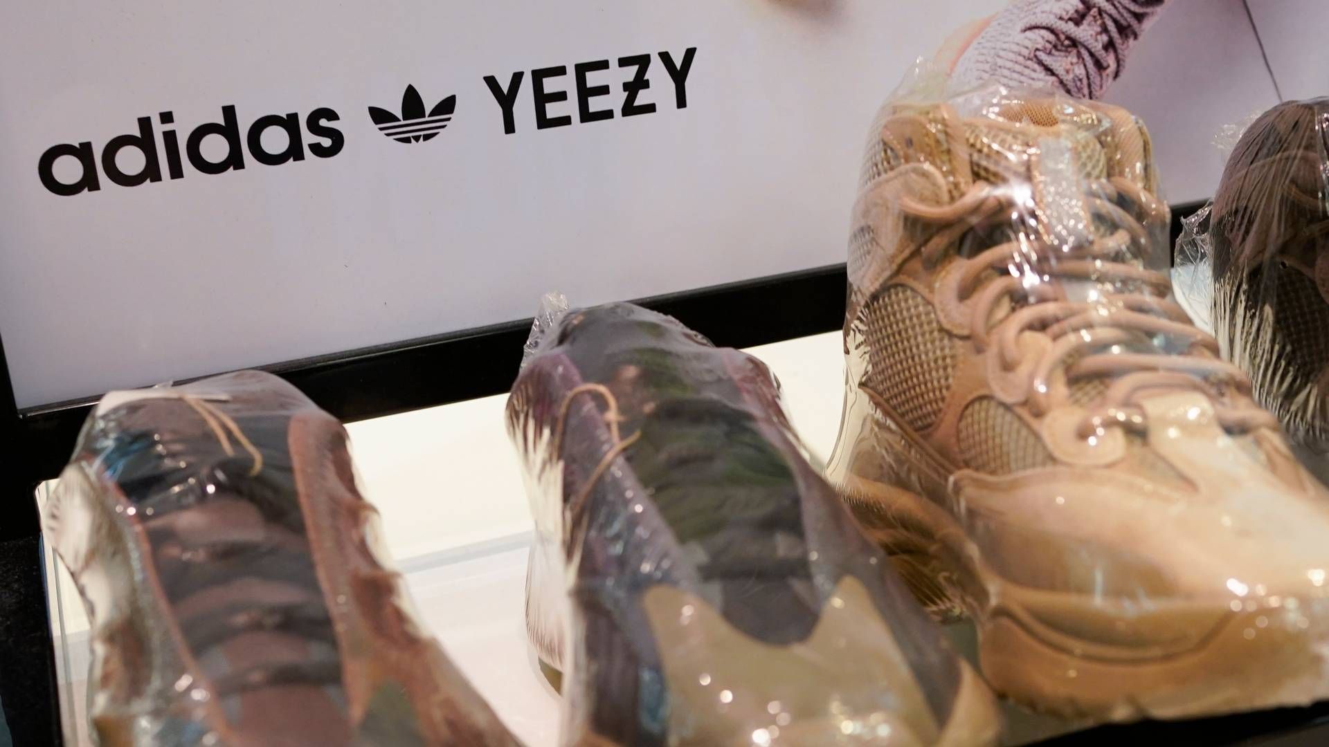 Ifølge Adidas havde lageret af Yeezy-sko, som de brændte inde med efter bruddet med Kanye West, senere Ye, en samlet værdi af omkring 9 mia. kr. | Foto: Seth Wenig/AP/Ritzau Scanpix