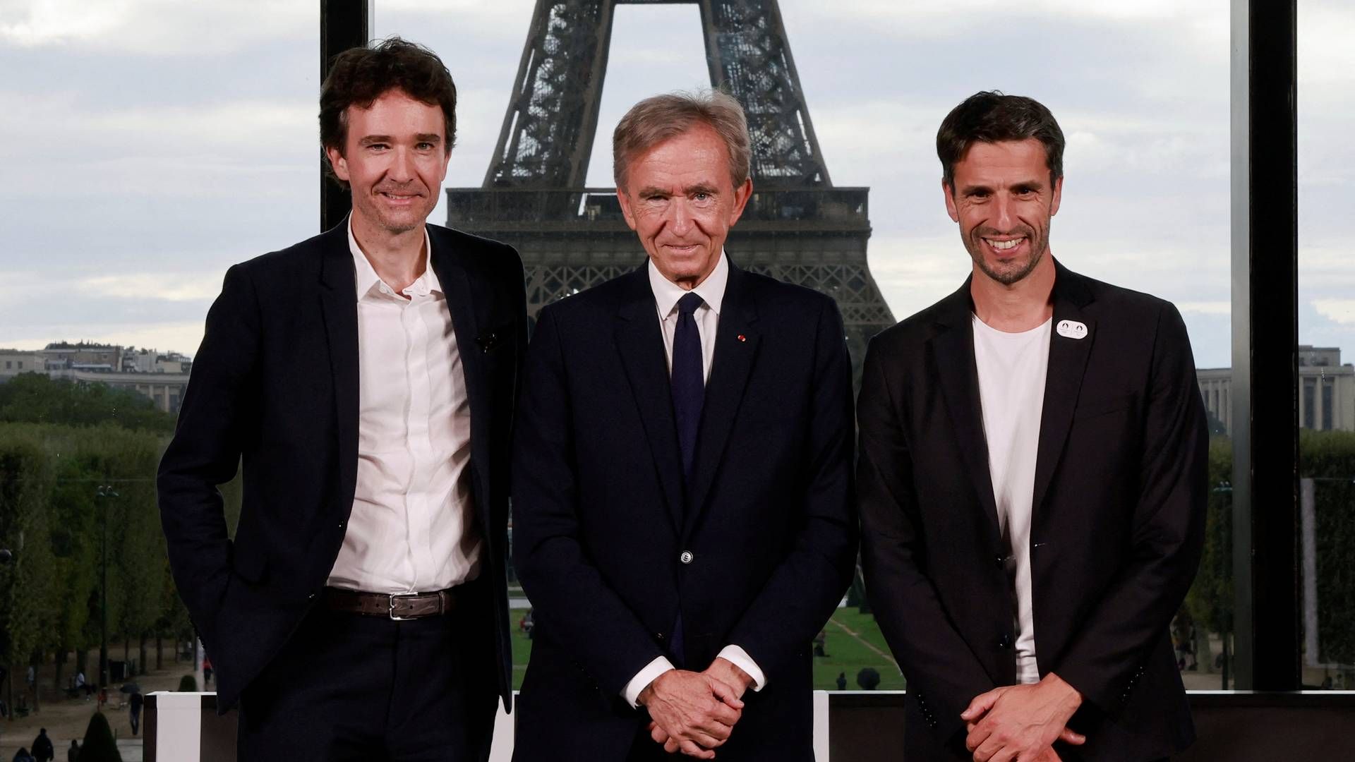 Antoine Arnault, brandchef, og hans far, topchef Bernard Arnault, deltog sammen med Tony Estanguet, der står i spidsen for OL i Paris i 2024 i en pressekonference mandag. | Foto: Pascal Rossignol