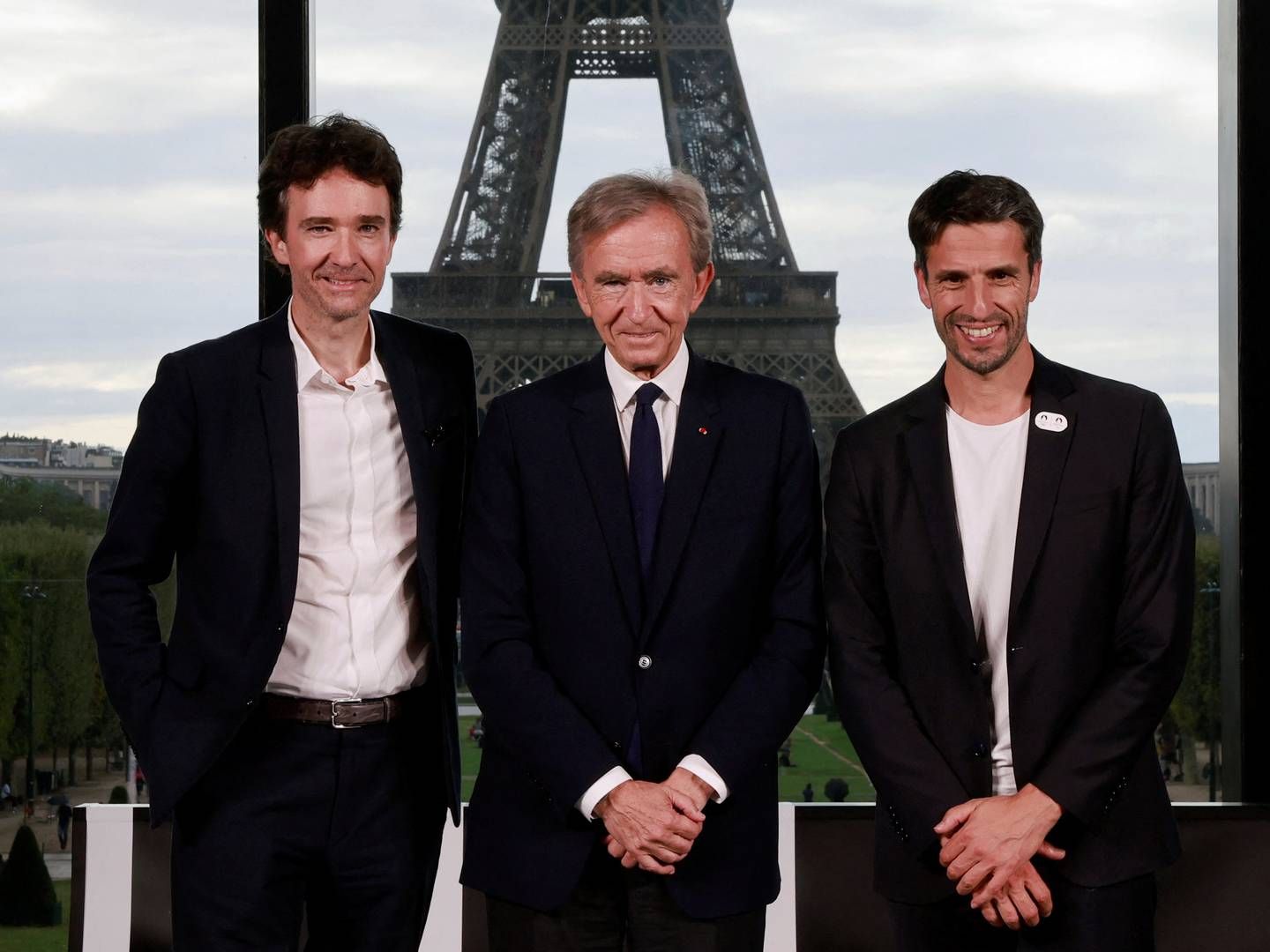 Antoine Arnault, brandchef, og hans far, topchef Bernard Arnault, deltog sammen med Tony Estanguet, der står i spidsen for OL i Paris i 2024 i en pressekonference mandag. | Foto: Pascal Rossignol