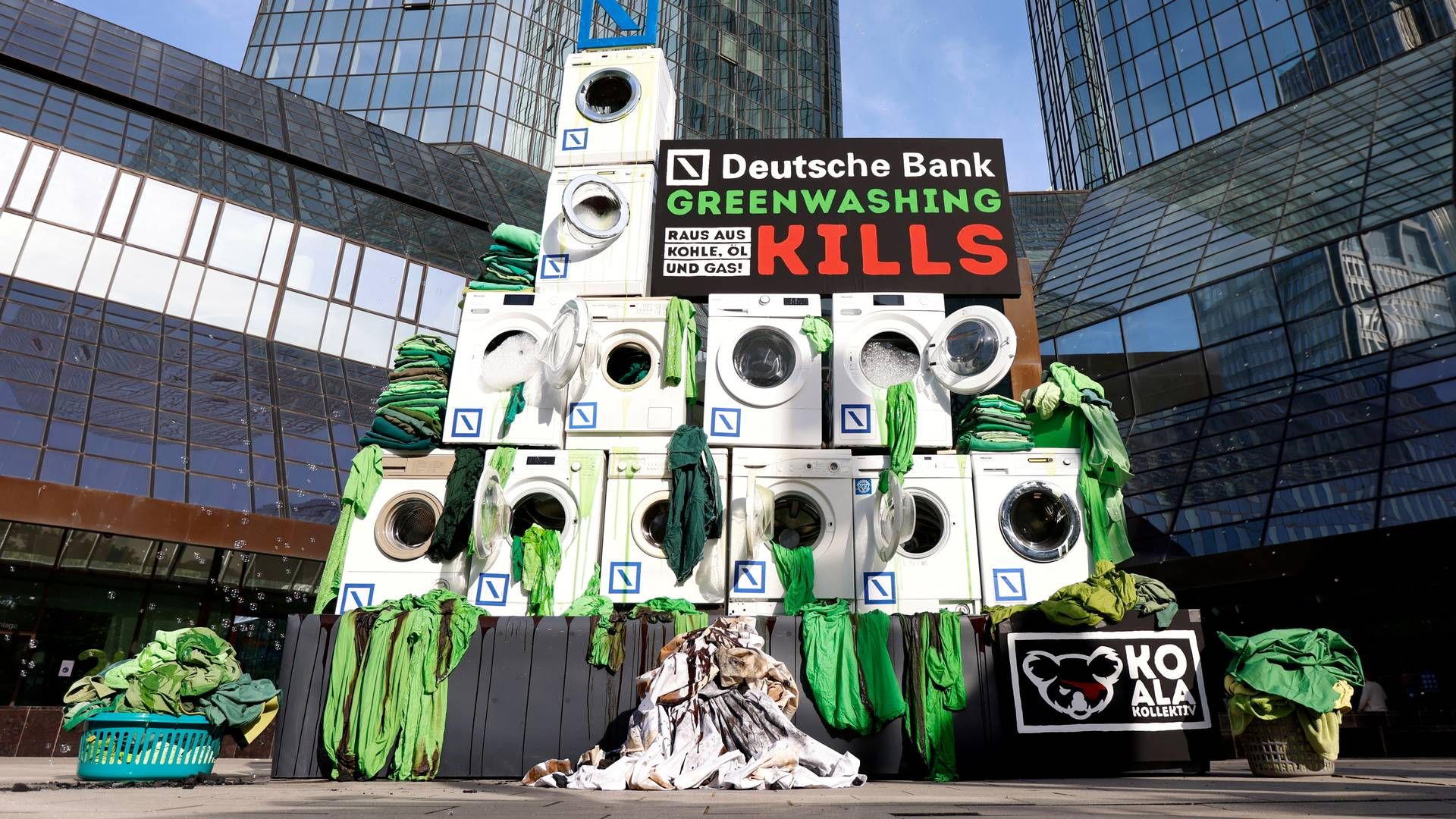 Aktivister protesterede i maj 2022 mod greenwashing foran Deutsche Banks hovedsæde i Frankfurt i forbindelse med bankens generalforsamling. | Foto: Heiko Becker/Reuters/Ritzau Scanpix