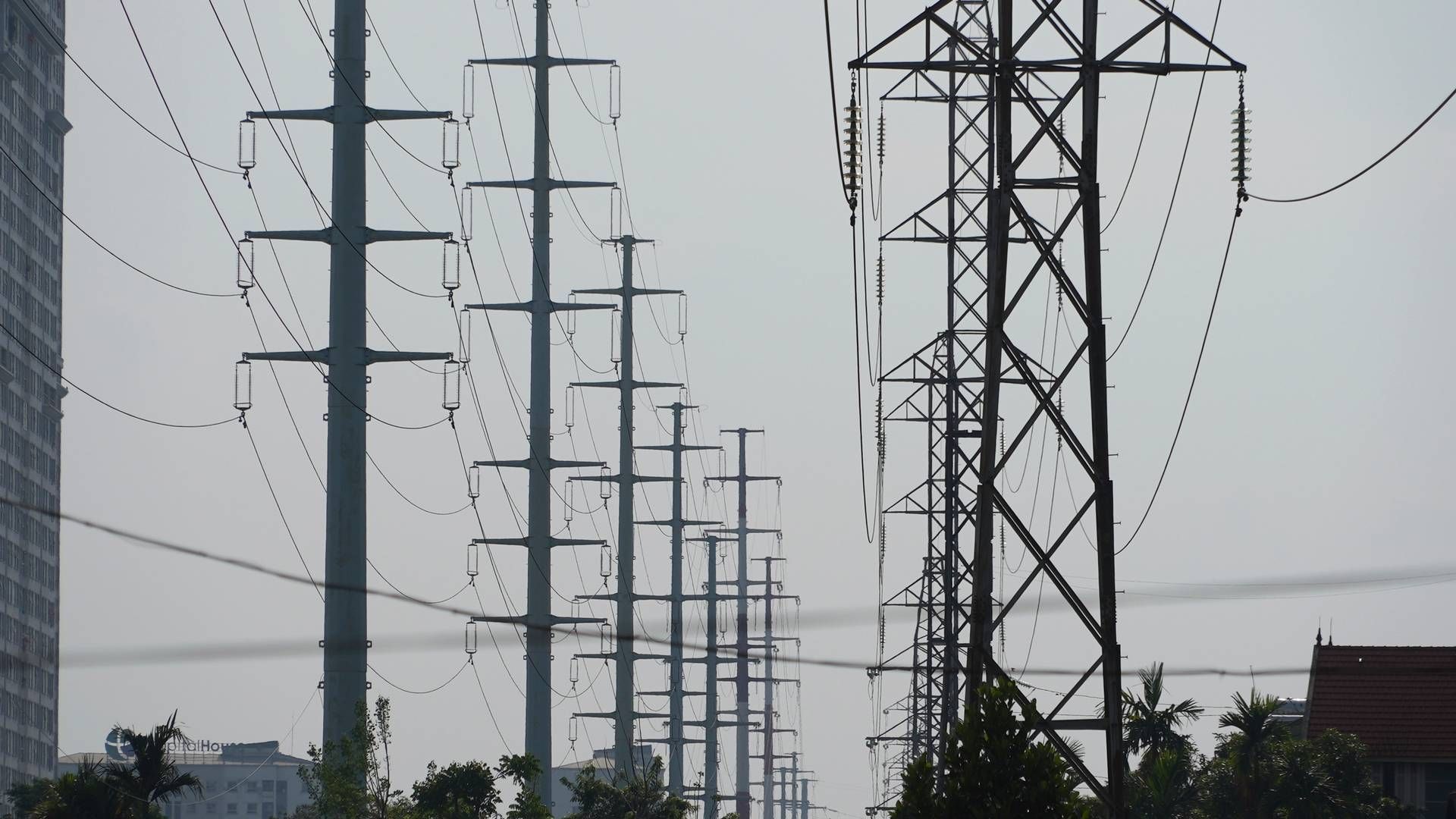 MOT OMSTILLING: Finansiering av ny grønn infrastruktur og overgangen til fornybar energi krever regelverksendringer og begrenses av Vietnams vegring mot økt gjeldsbyrde, skriver UD i et notat fra juni. Her fra hovedstaden Hanoi. | Foto: Hau Dinh/AP /NTB