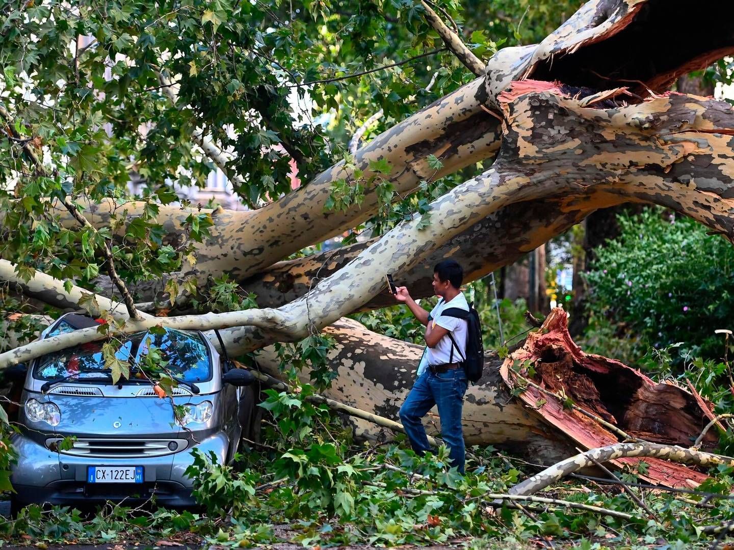 En storm med haglbyger på størrelse med tennisbolde ramte Norditalien natten til tirsdag og gav uhørt mange henvendelser til SOS International. | Foto: Piero Cruciatti/AFP/Ritzau Scanpix