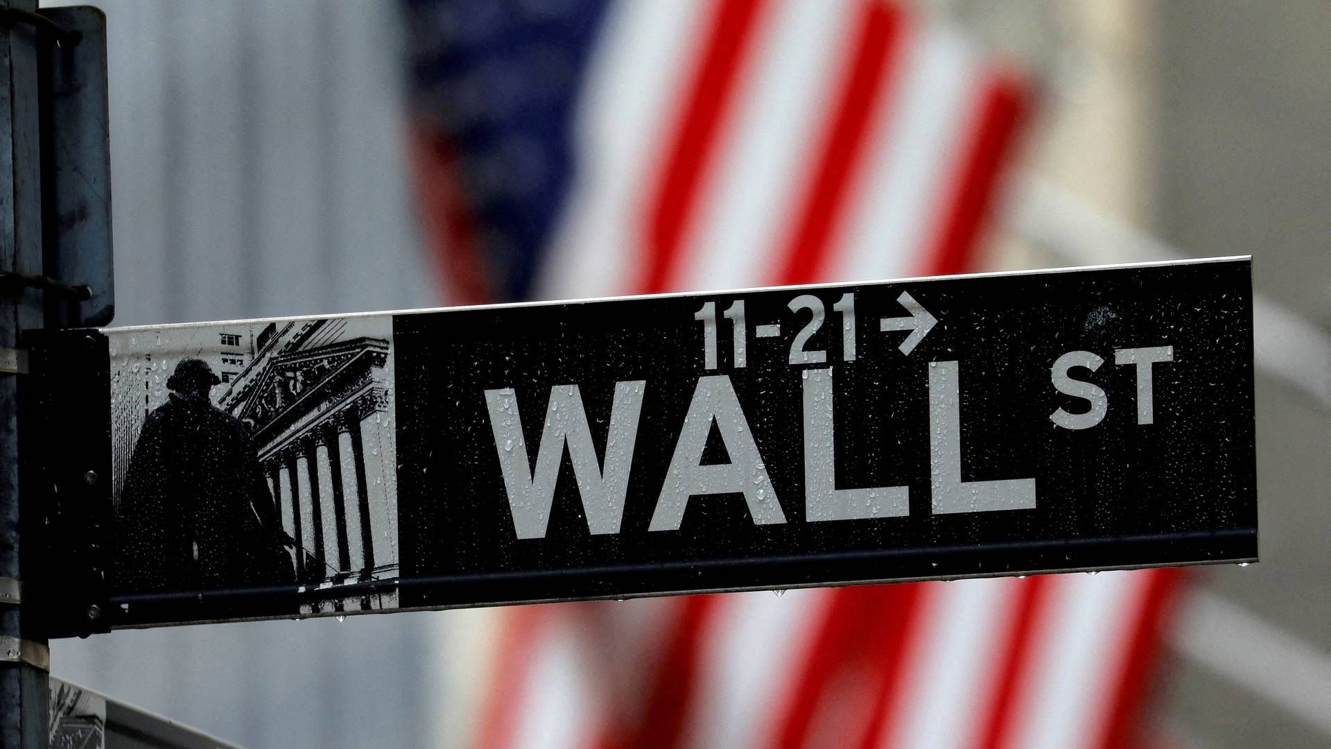 Raindrops hang on a sign for Wall Street outside the New York Stock Exchange in New York. | Photo: Mike Segar/Reuters/Ritzau Scanpix