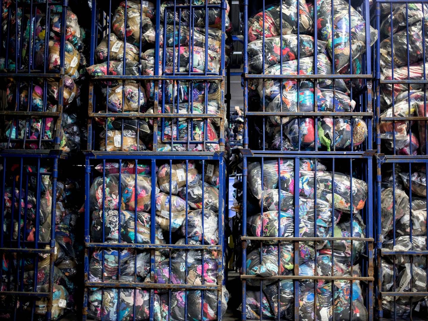 H&M har skiftet partner på grund af problemer med genanvendelse af brugt tøj. Her ses håndtering af genbrugstøj i Amsterdam. | Foto: Nanna Navntoft/Politiken/Ritzau Scanpix