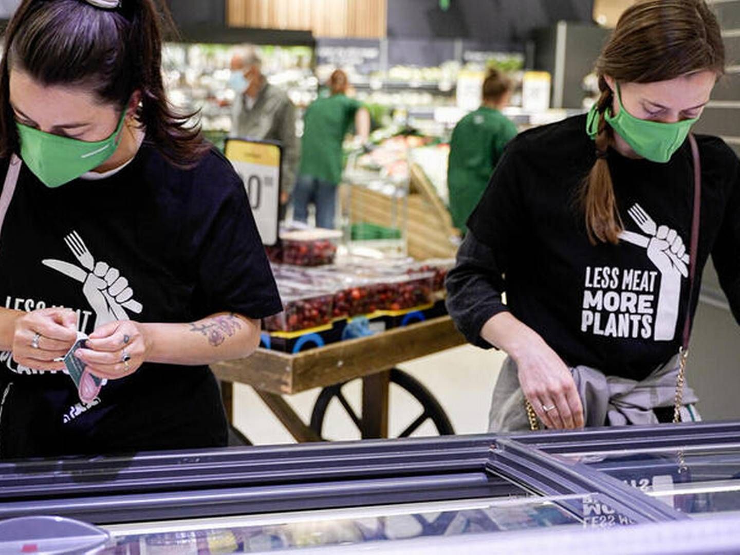 Aktivister fra Greenpeace gik i 2021 i gang med at mærke Danish Crown-produkter selv i supermarkederne i protest mod koncernens klimamærke, som de mener, er greenwashing. | Photo: Pr