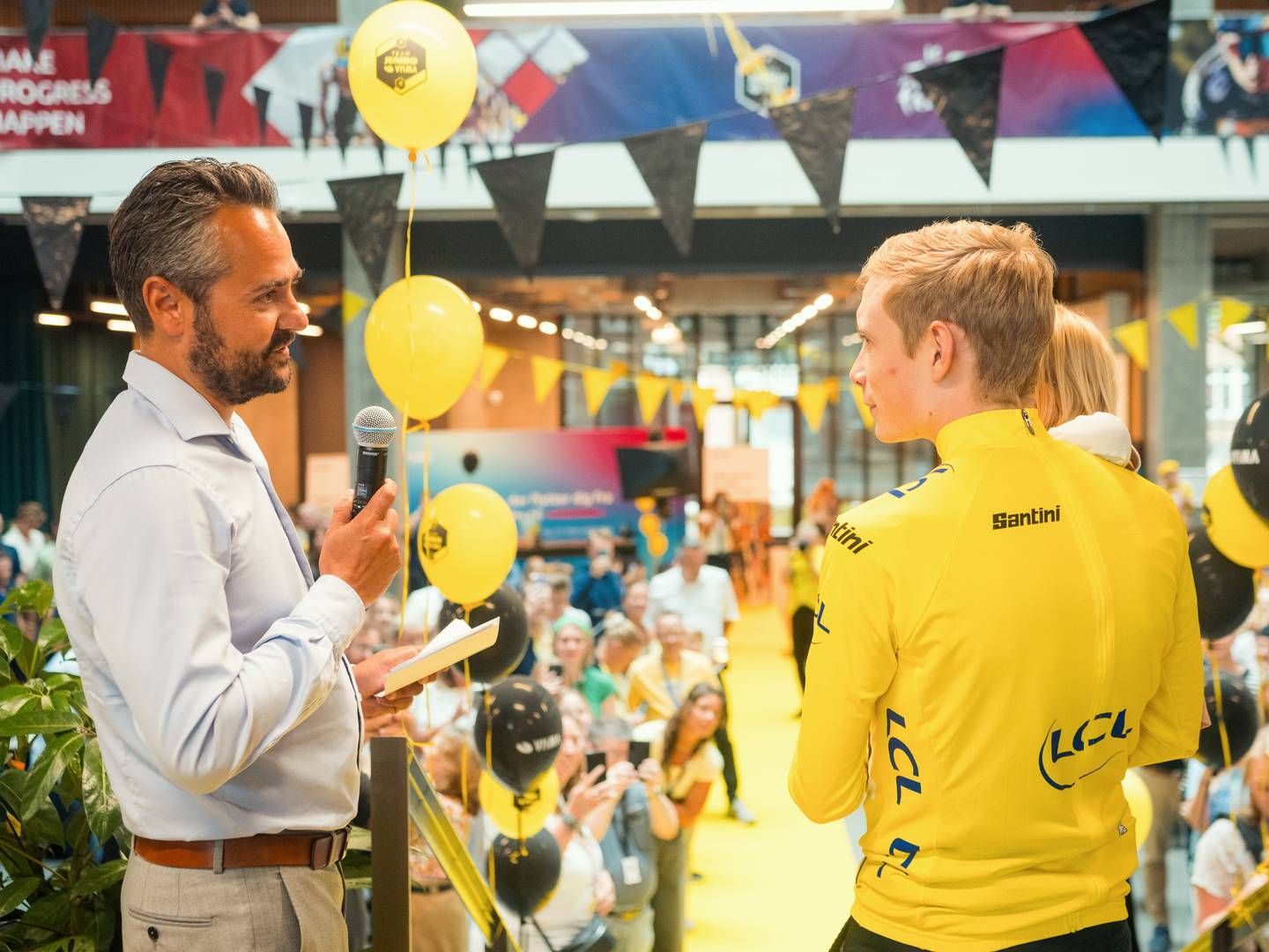 Kasper Lyhr, direktør for offentlige kunder hos Visma, lykkeønskede onsdag Jonas Vingegaard for sejren i Tour de France på Vis | Foto: Bram Berkien - Jumbo-visma