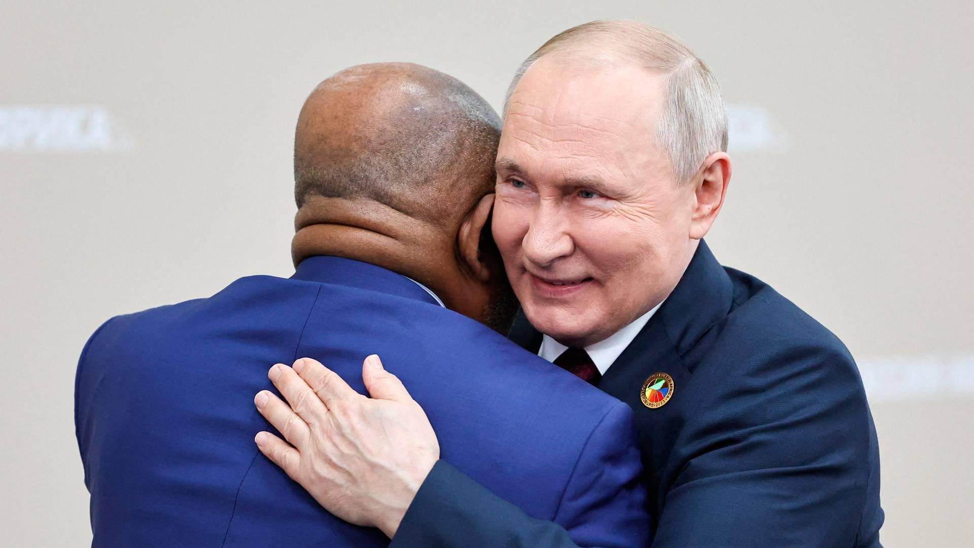 Vladimir Putin mødtes med lederne fra flere afrikanske lande på et topmøde i Skt. Petersborg torsdag. Her krammer han Azali Assoumani, som er formand for Den Afrikanske Union. | Foto: Mikhail Tereshchenko/AFP/Ritzau Scanpix