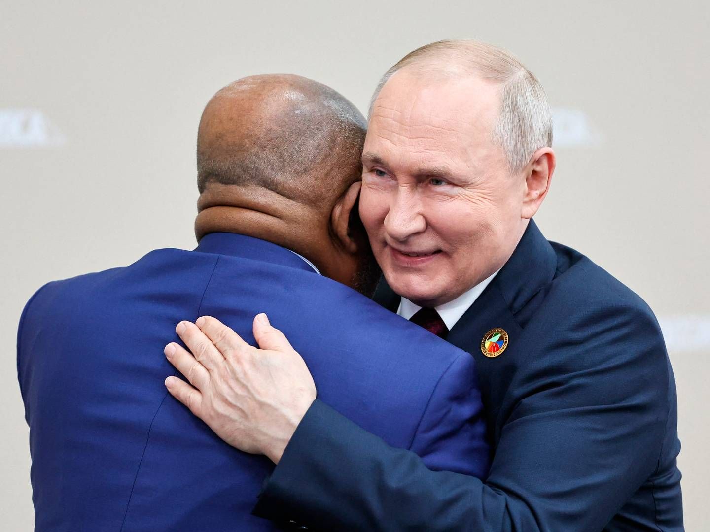 Vladimir Putin met with the leaders of several African countries at a summit in St. Petersburg on Thursday. Here he hugs Azali Assoumani, chairman of the African Union. | Photo: Mikhail Tereshchenko/AFP/Ritzau Scanpix