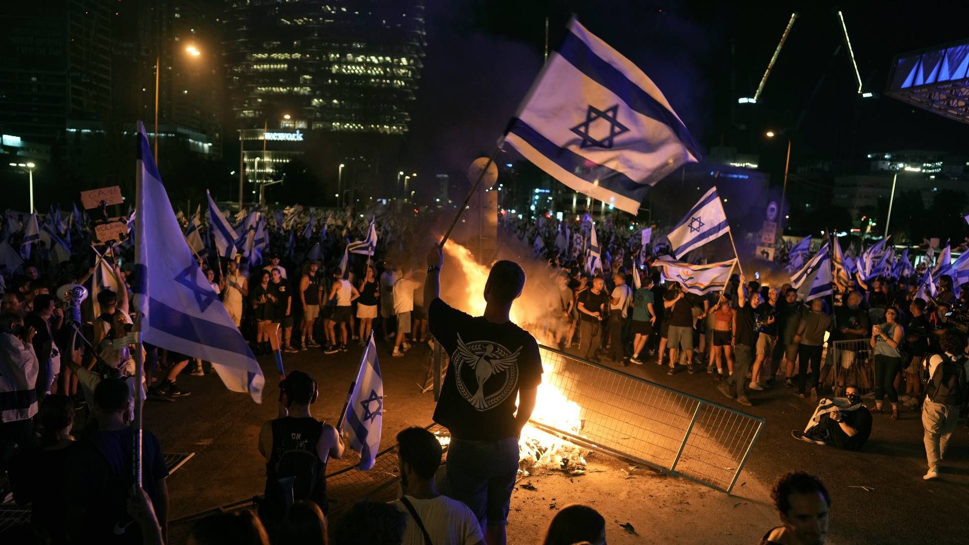 DEMONSTRERTE: Mandag kveld denne uken fylte demonstranter gatene i Jerusalem og andre israelske byer etter at nasjonalforsamlingen hadde vedtatt en del av den omstridte rettsreformen. | Foto: Oded Balilty / AP Photo