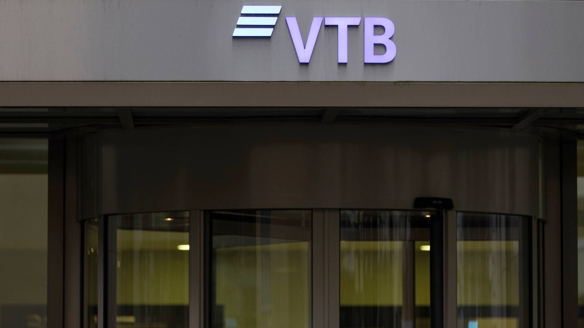 Logoet på en VTB filial i Frankfurt Tyskland.