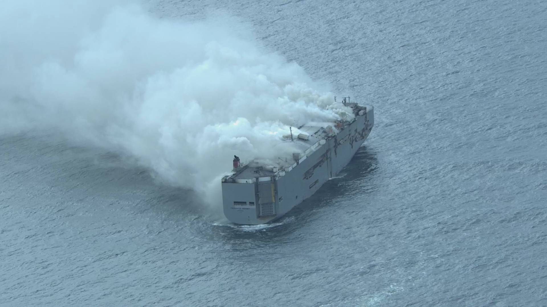 Fremantle Highway var på vej fra Tyskland til Egypten med en last af biler, da det brød i brand. | Foto: Coastguard Aircraft