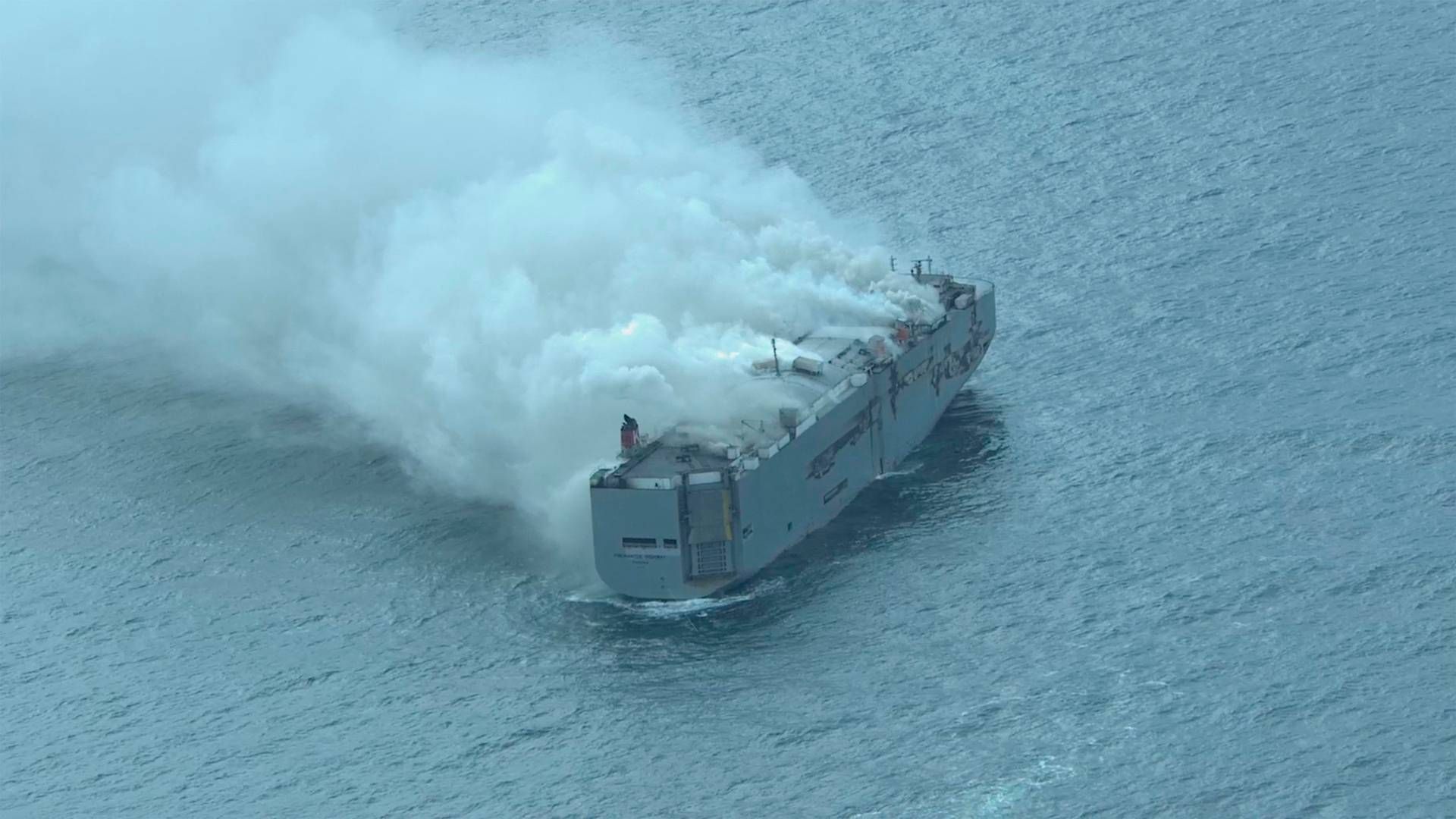 Skibet "Fremantle Highway" brød i brand tidligt onsdag morgen. Det er endnu ikke lykkedes at slukke branden. | Foto: Handout