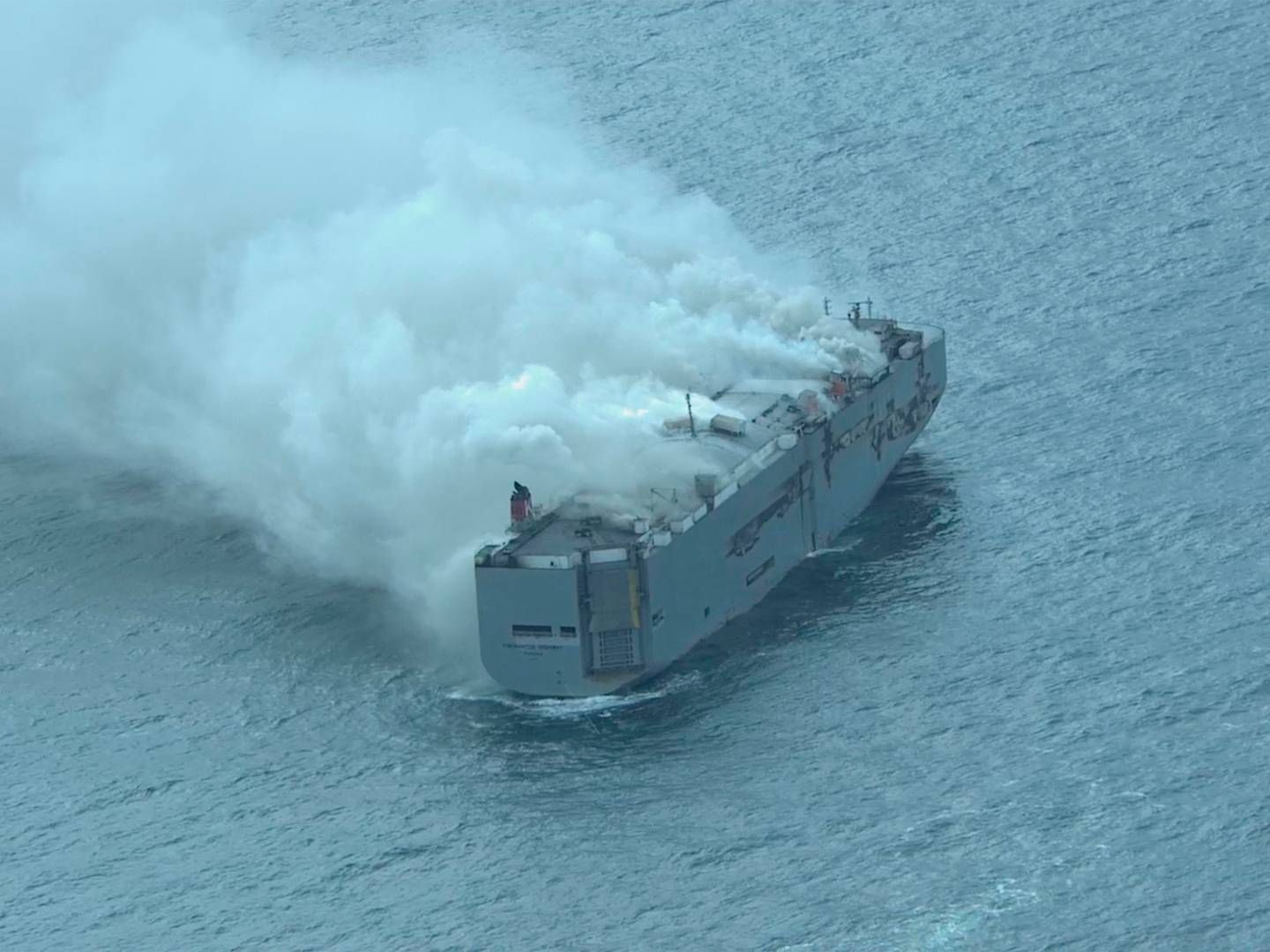 Skibet "Fremantle Highway" brød i brand tidligt onsdag morgen. Det er endnu ikke lykkedes at slukke branden. | Foto: Handout