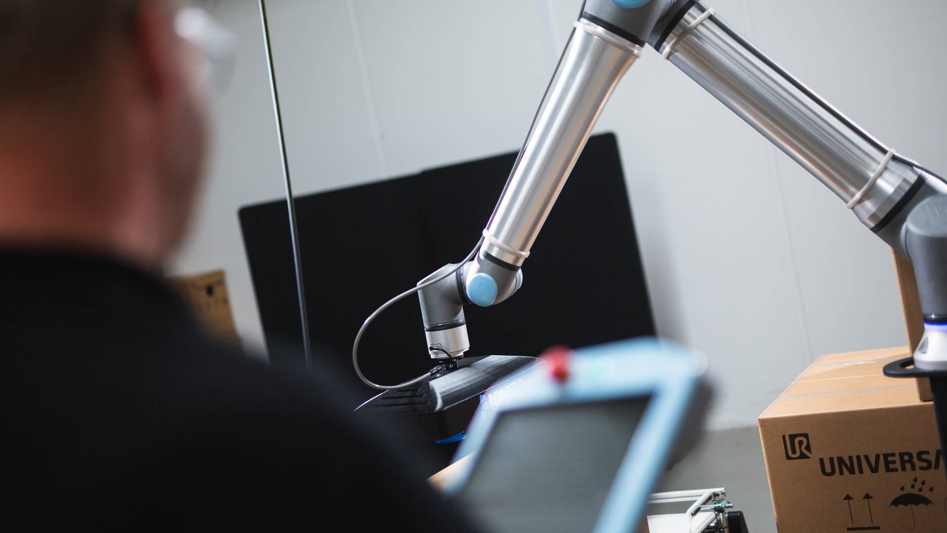 Enabled Robotics har rejst nye millioner. Virksomheden blev stiftet i 2016 og har ved at kombinere to andre fynske robotter – en underdel fra Mobile Industrial Robots og en overdel fra Universal Robots (billedet) – skabt en ny robot | Foto: Universal Robots / Pr