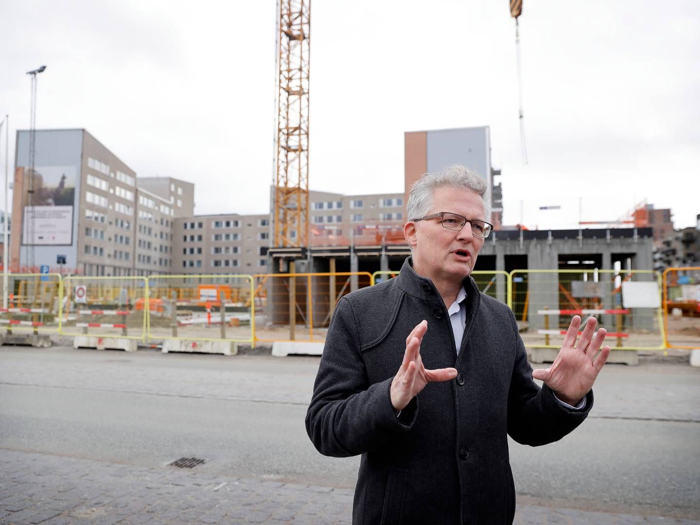 The CEO of The National Building Fund, Bent Madsen in front of a public housing project in Copenhagen. | Photo: Jens Dresling // Politiken