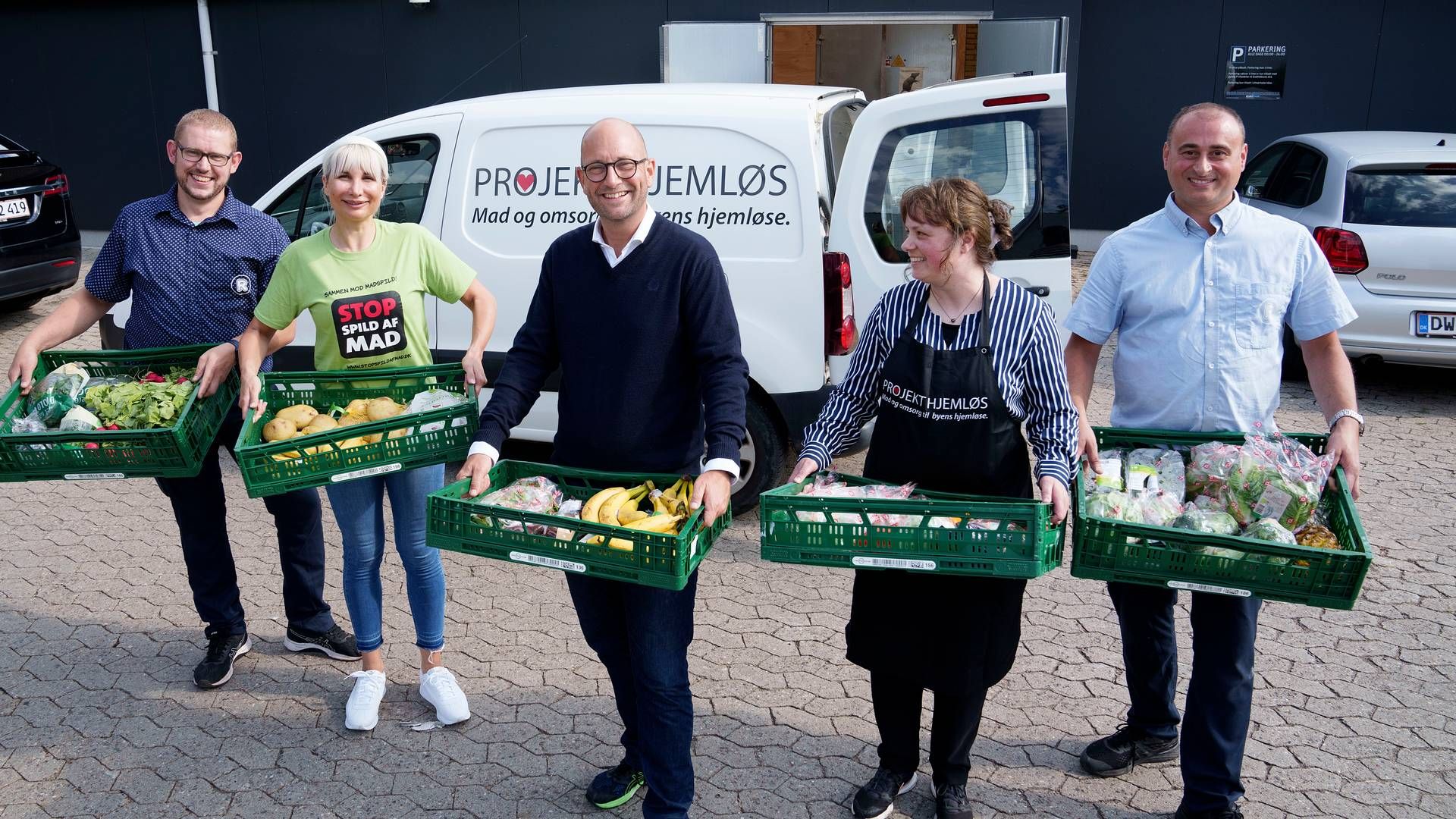 Lancering af Stop Spild Af Mad's landsdækkende portal til donation og modtagelse af overskudsmad GratisMad.dk. Købmand Brian Christoffer Holm Andersen,, Stifter af Stop Spild Af Mad Selina Juul, Fødevareminister Rasmus Prehn, Gitte Johansen, stifter og daglig leder af Projekt Hjemløs, og Købmand David Johnsen Fredag den 13. august. 2021 | Foto: Pr/keld Navntoft