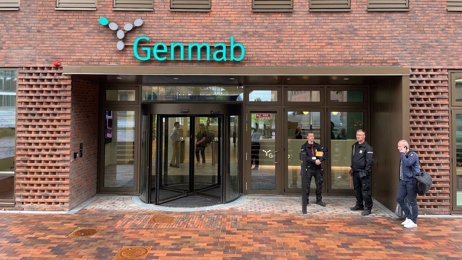 Der er nu færdsel ind og ud gennem hoveddøren i Genmabs nye hovedkvarter i Valby. | Foto: Ulrich Quistgaard