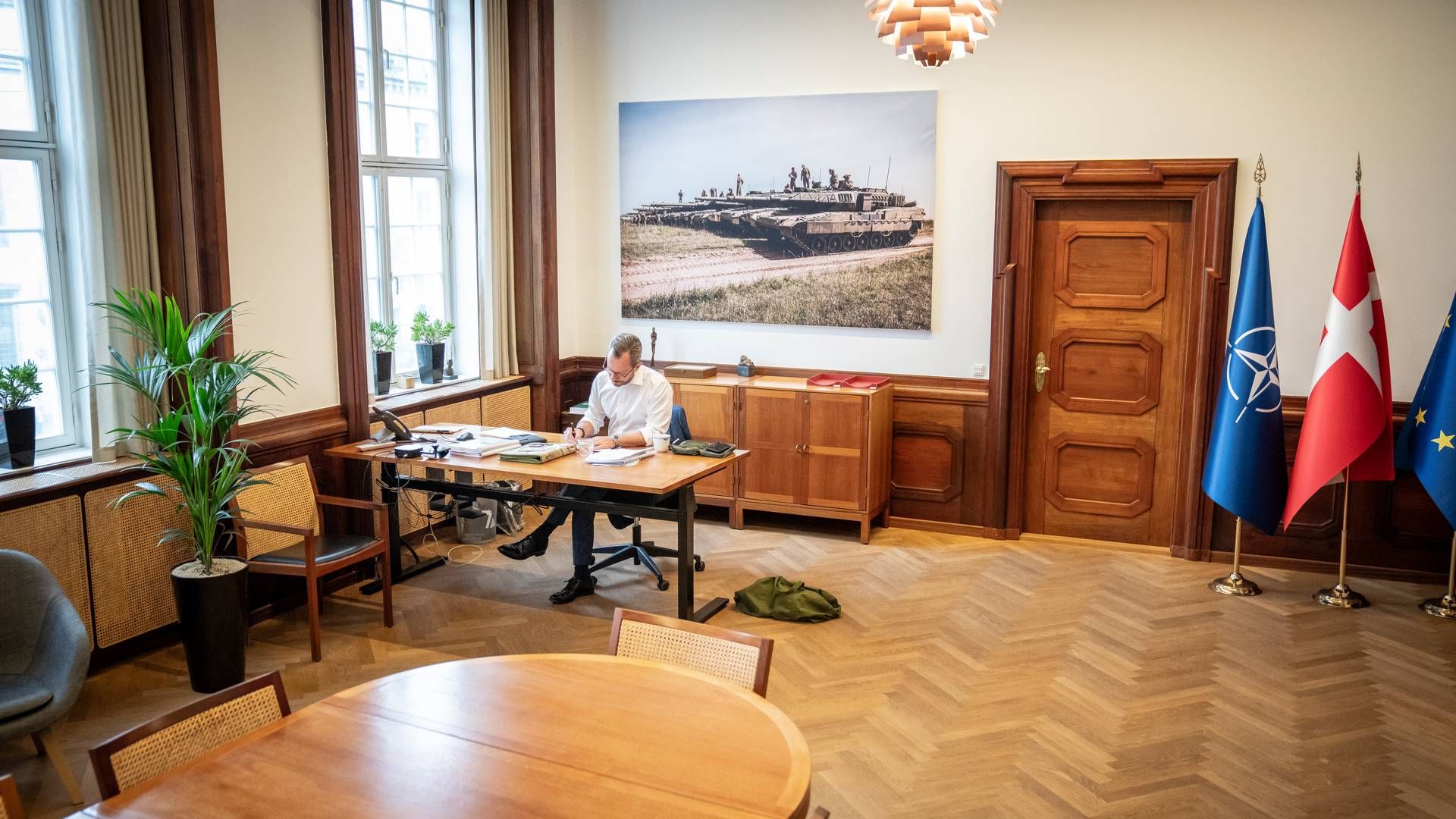 Forsvarsminister Jakob Ellemann-Jensen (V) på sit kontor i Forsvarsministeriet i København, tirsdag den 1. august 2023. | Foto: Mads Claus Rasmussen
