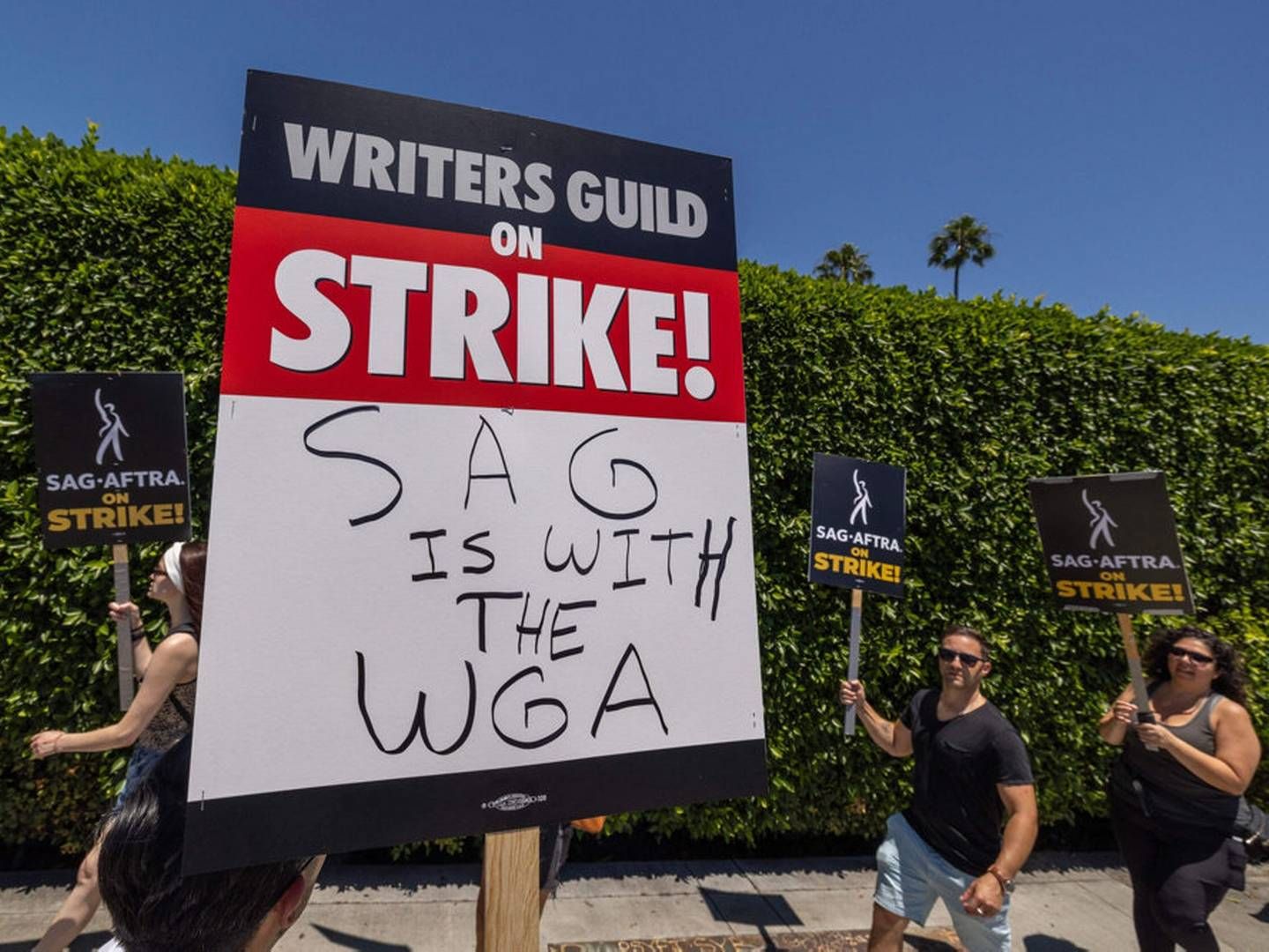 En strejke blandt manuskriptforfattere i Hollywood, som begyndte i maj, er blevet udvidet, da skuespillerne i Hollywood sluttede sig til strejken i juli. Mens forfatterne repræsenteres af fagforeningen WGA, er mange skuespillere samlet i SAG-AFTRA. (Arkivfoto) | Foto: David Mcnew/Ritzau Scanpix