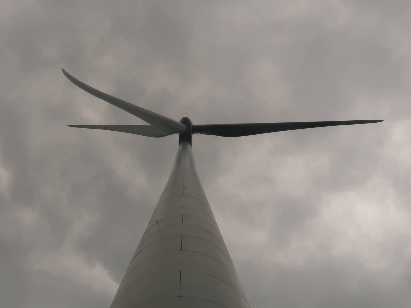 REGNEØVELSE: Aktørene i vindbransjen er lettet over at grunnrenteskatten for vindkraft på land ble bedre i Stortingsforliket, men alle tar forbehold om at de må regne på det før de slår fast hvordan dette vil påvirke vindkraftsatsingen fremover. | Foto: Anders Lie Brenna