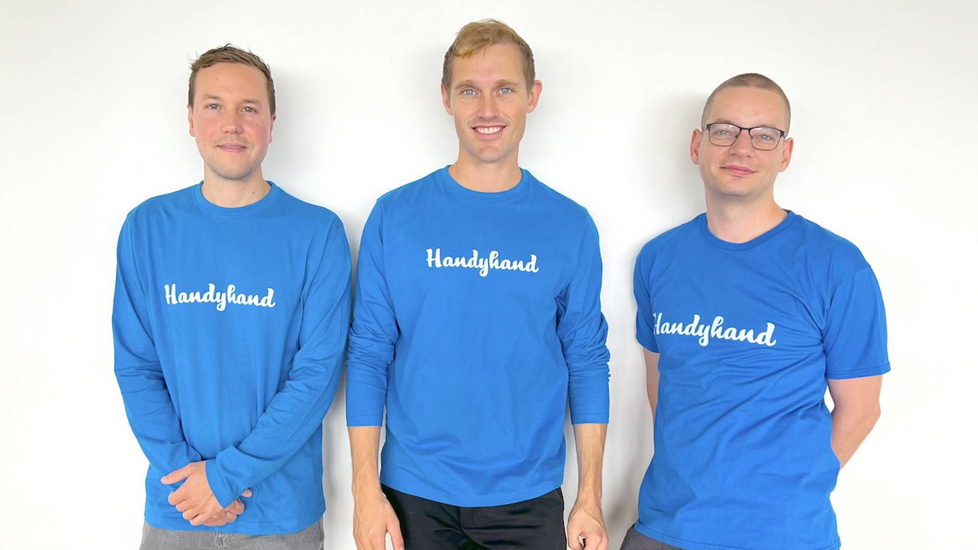 Holdet bag Handyhand, tekniskdirektør Patrick Sahlgren (tv.), stifter Saxo Merrild Agdestein og udvikler Krisztian Szabo | Foto: Handyhand / Pr