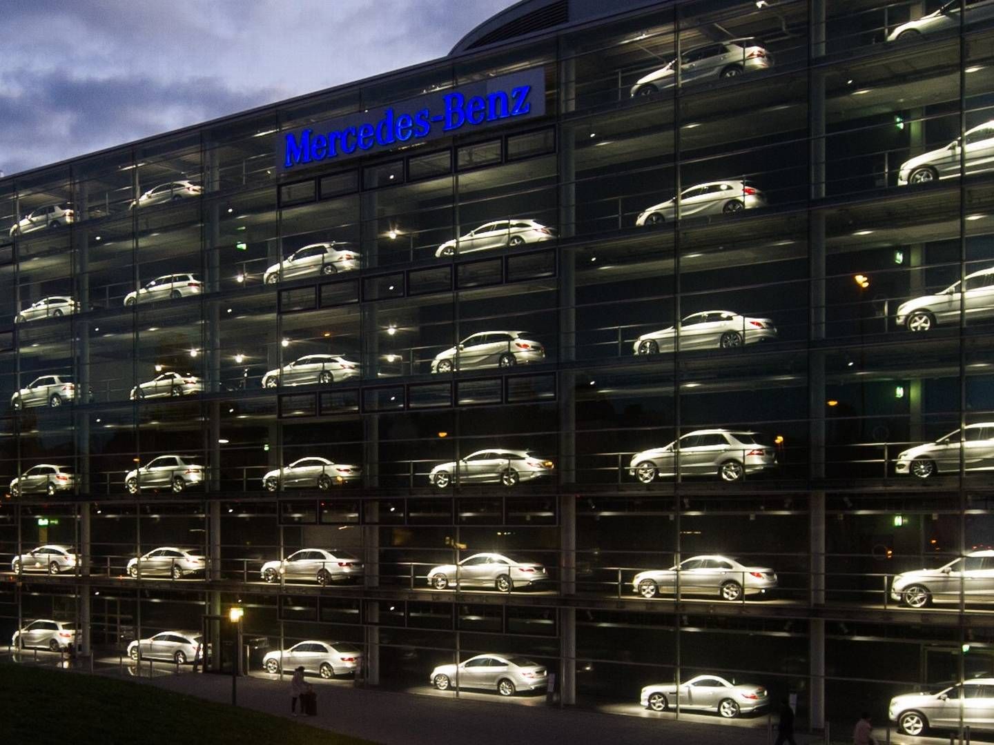 Ausstellung von Mercedes-Benz-Neuwagen. | Foto: picture alliance / dpa Themendienst | Tobias Hase